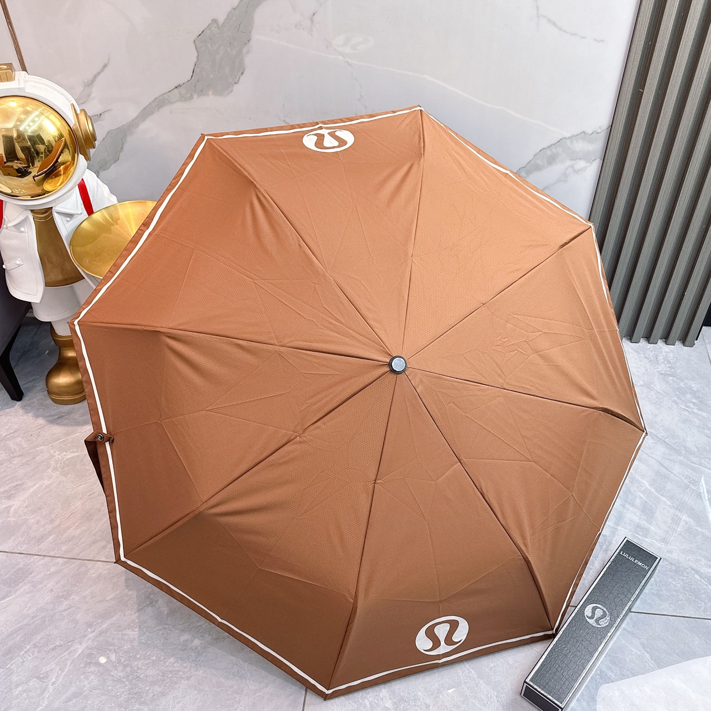  LULULEMON新款三折自动折叠晴雨伞 灵魂LOGO为一体的设计风格高雅奢华 带在身上带来独特视觉效