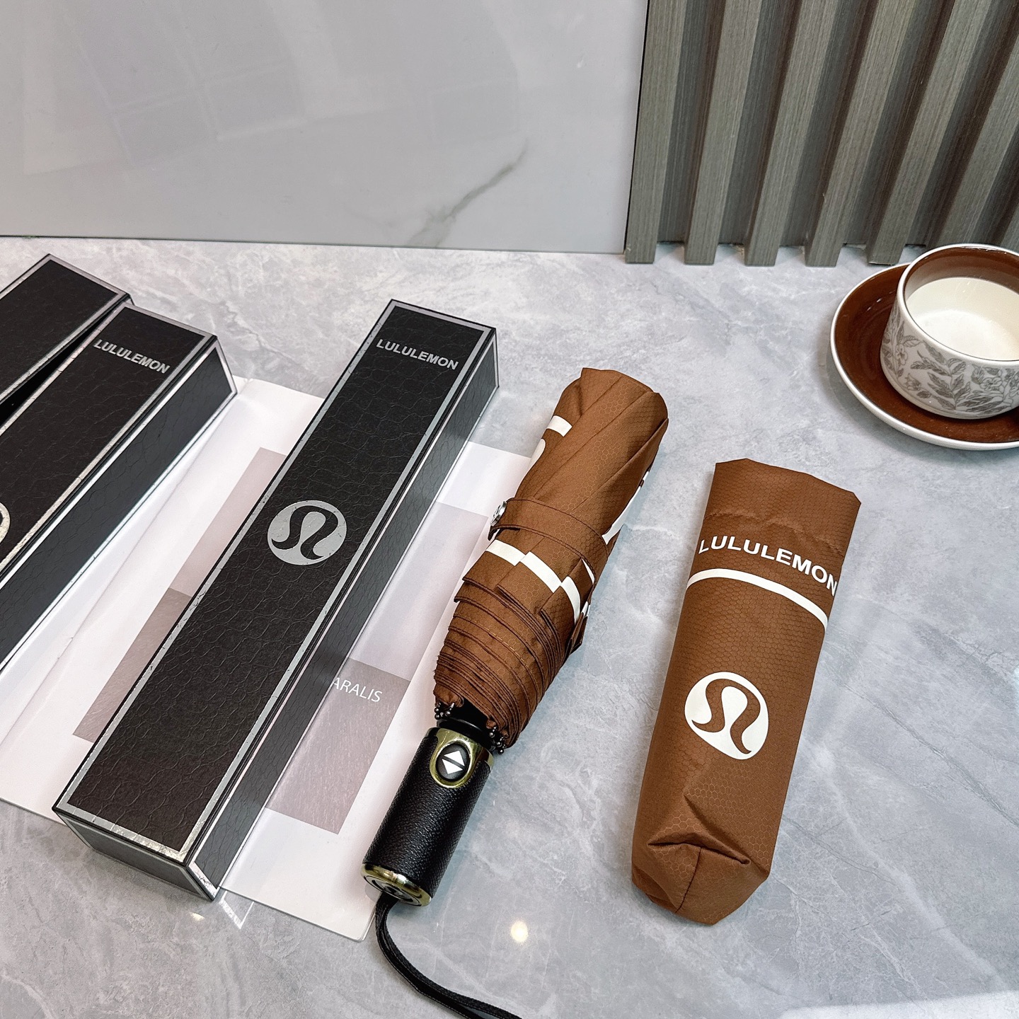  LULULEMON新款三折自动折叠晴雨伞 灵魂LOGO为一体的设计风格高雅奢华 带在身上带来独特视觉效