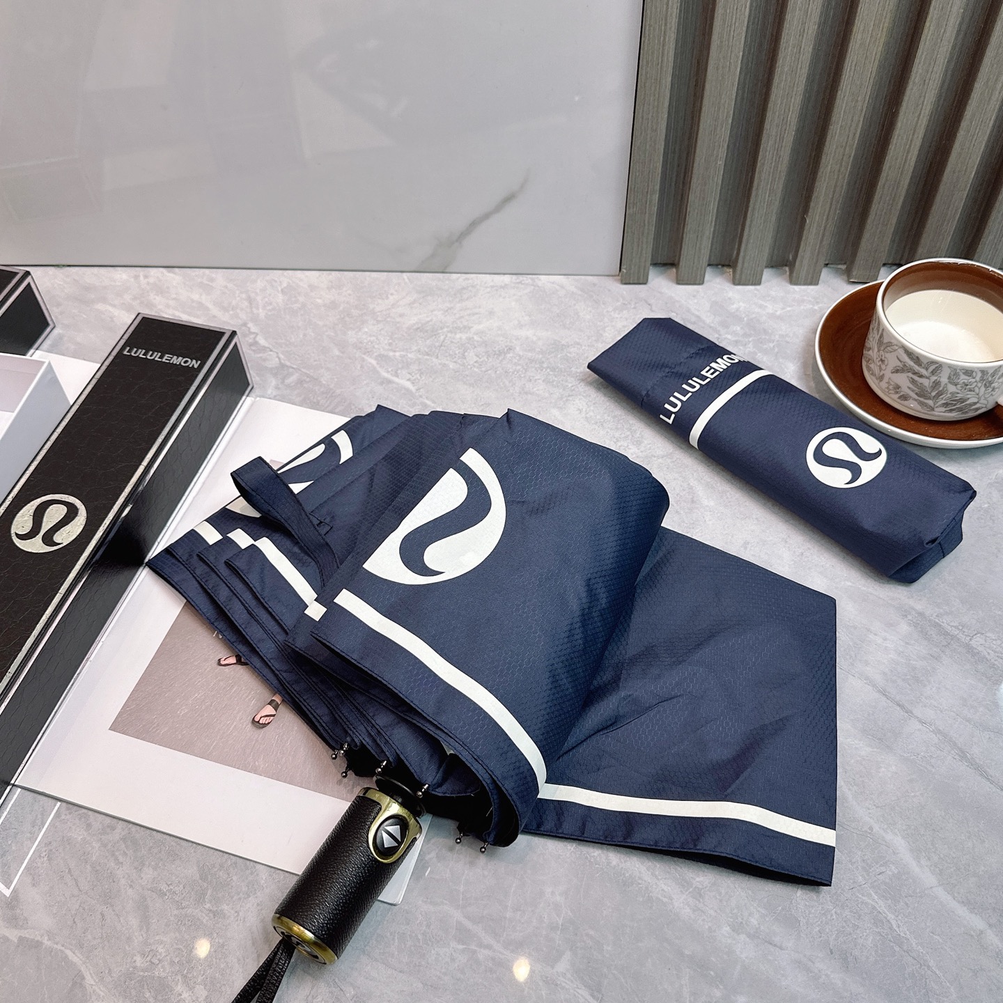  LULULEMON新款三折自动折叠晴雨伞 灵魂LOGO为一体的设计风格高雅奢华 带在身上带来独特视觉效