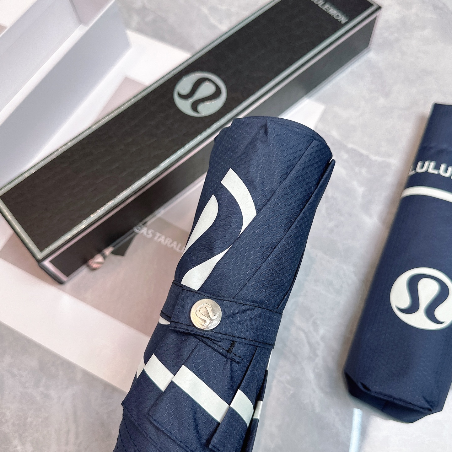  LULULEMON新款三折自动折叠晴雨伞 灵魂LOGO为一体的设计风格高雅奢华 带在身上带来独特视觉效