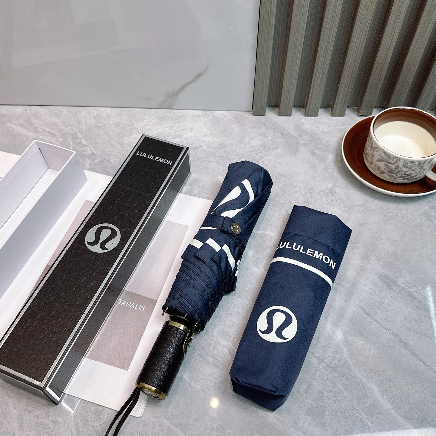  LULULEMON新款三折自动折叠晴雨伞 灵魂LOGO为一体的设计风格高雅奢华 带在身上带来独特视觉效
