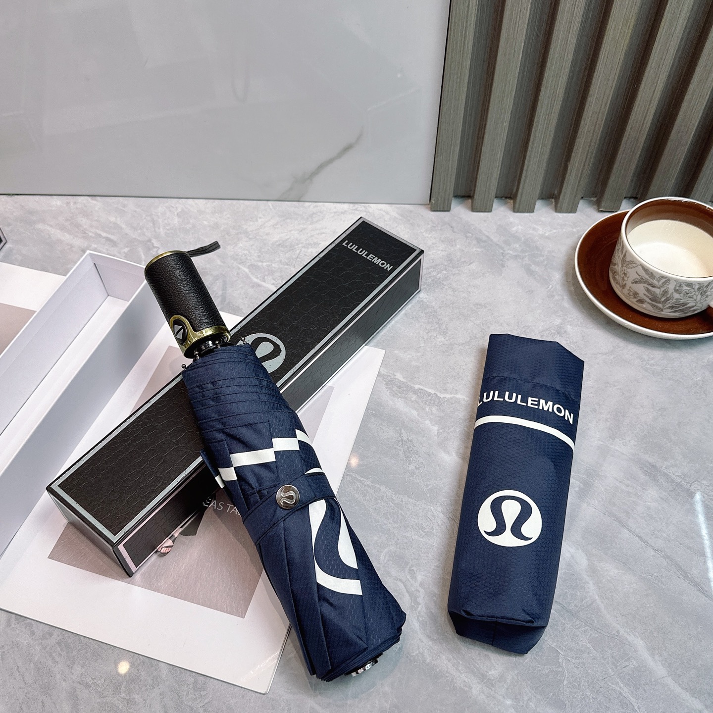  LULULEMON新款三折自动折叠晴雨伞 灵魂LOGO为一体的设计风格高雅奢华 带在身上带来独特视觉效