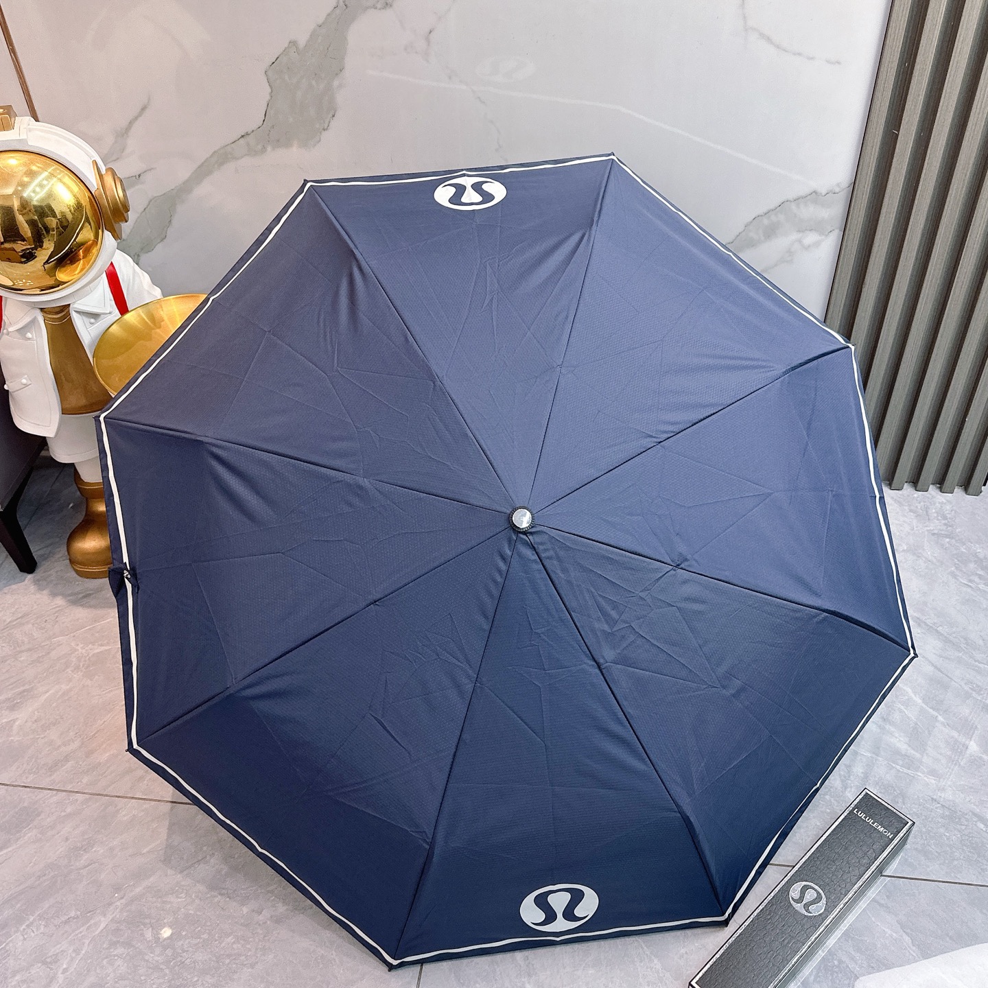  LULULEMON新款三折自动折叠晴雨伞 灵魂LOGO为一体的设计风格高雅奢华 带在身上带来独特视觉效