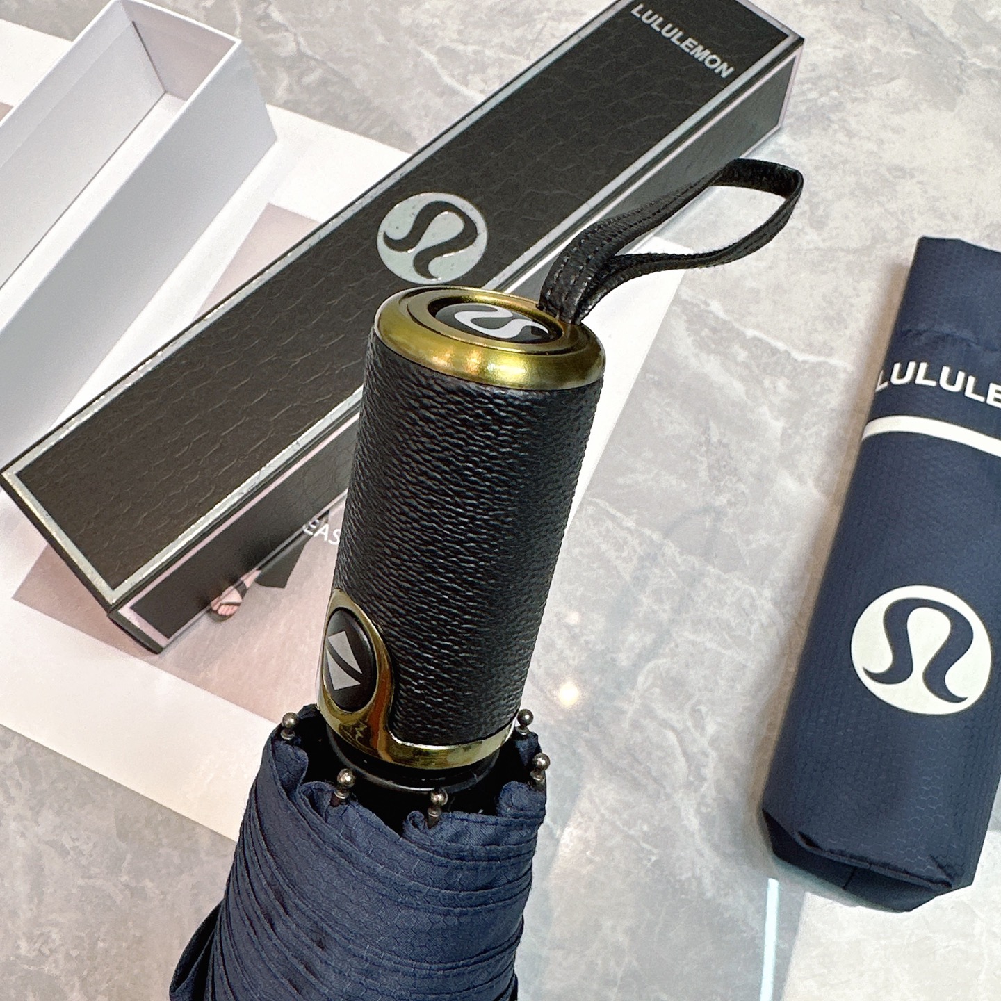  LULULEMON新款三折自动折叠晴雨伞 灵魂LOGO为一体的设计风格高雅奢华 带在身上带来独特视觉效