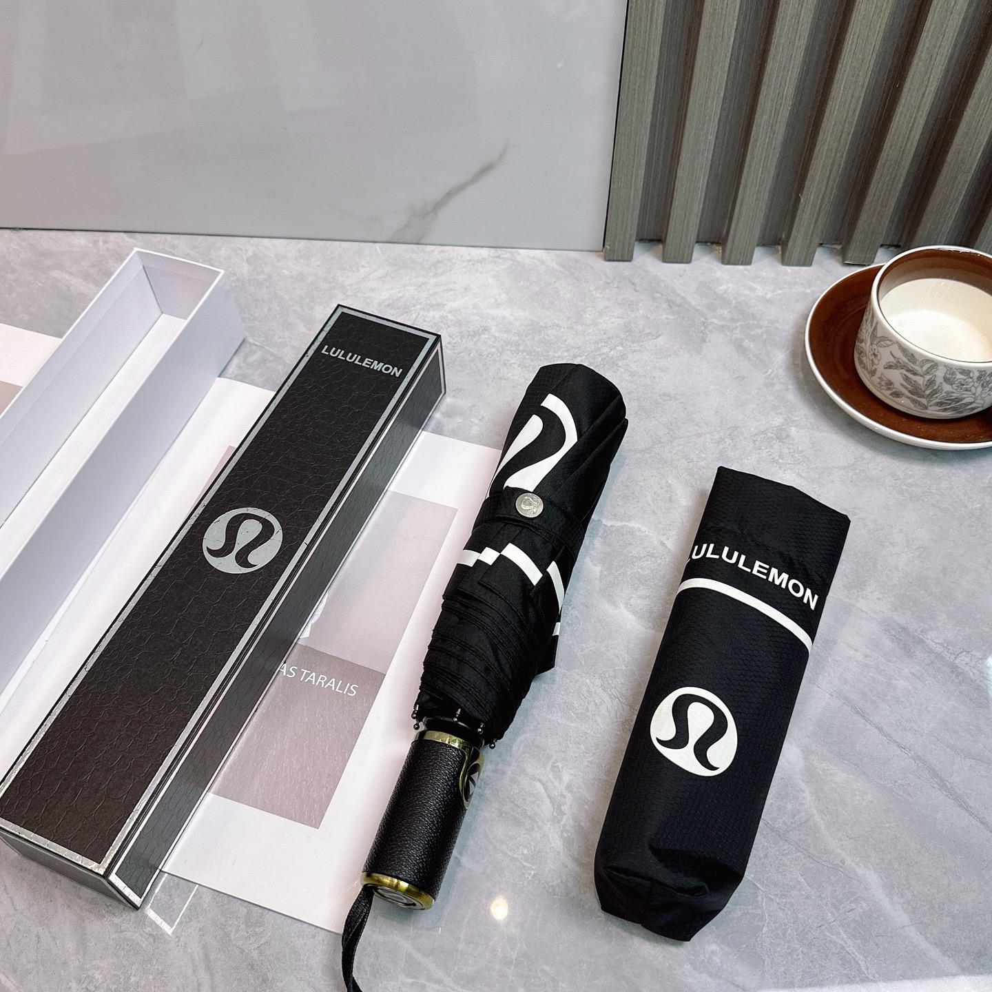  LULULEMON新款三折自动折叠晴雨伞 灵魂LOGO为一体的设计风格高雅奢华 带在身上带来独特视觉效
