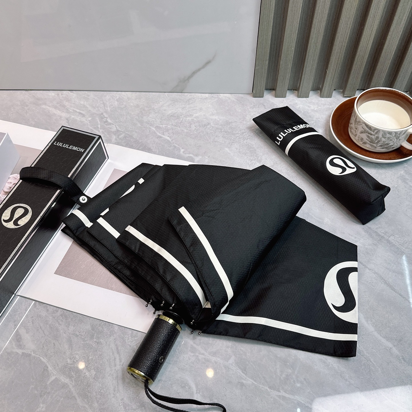  LULULEMON新款三折自动折叠晴雨伞 灵魂LOGO为一体的设计风格高雅奢华 带在身上带来独特视觉效