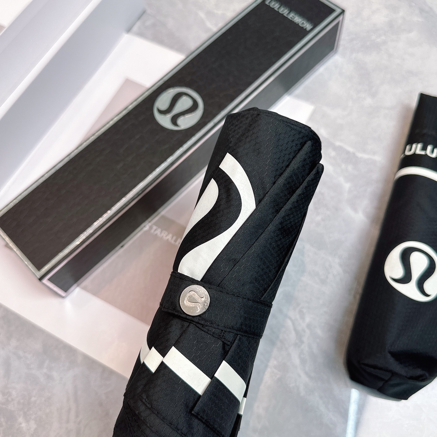  LULULEMON新款三折自动折叠晴雨伞 灵魂LOGO为一体的设计风格高雅奢华 带在身上带来独特视觉效