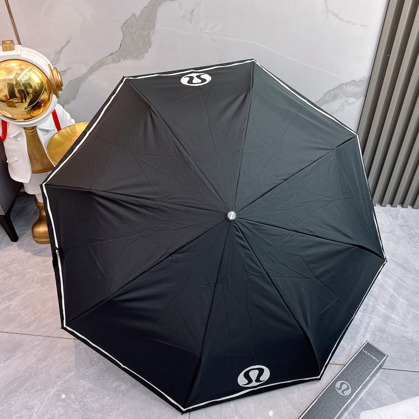  LULULEMON新款三折自动折叠晴雨伞 灵魂LOGO为一体的设计风格高雅奢华 带在身上带来独特视觉效
