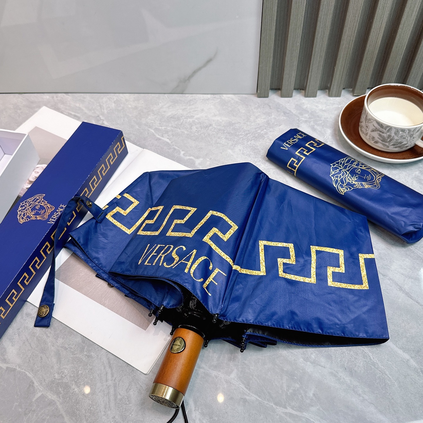 🌈🌈️范思哲（VERSACE）三折防晒睛雨伞🔥🔥 2055夏季新款 全自动折叠晴雨伞 
内里黑色涂层防晒