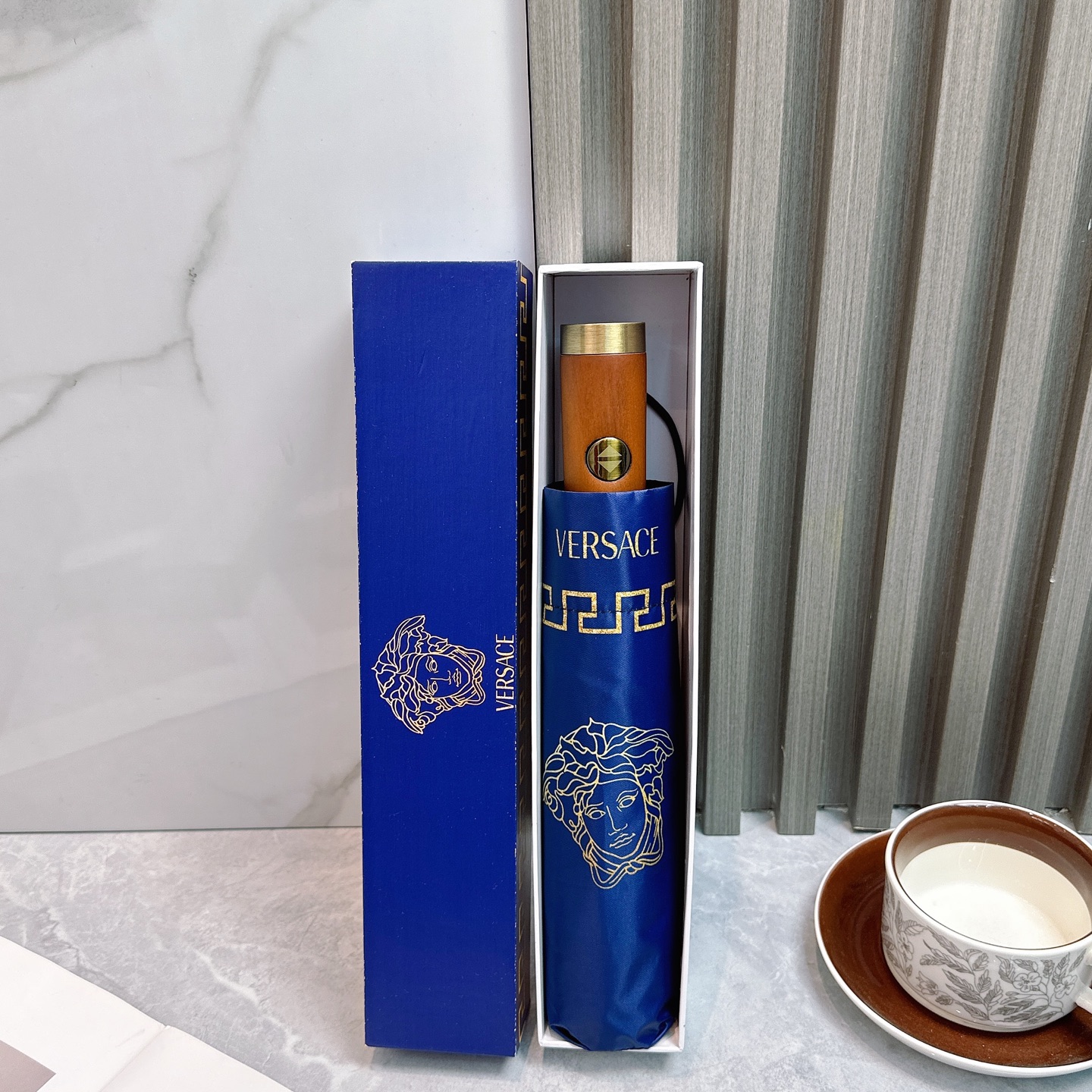 🌈🌈️范思哲（VERSACE）三折防晒睛雨伞🔥🔥 2055夏季新款 全自动折叠晴雨伞 
内里黑色涂层防晒