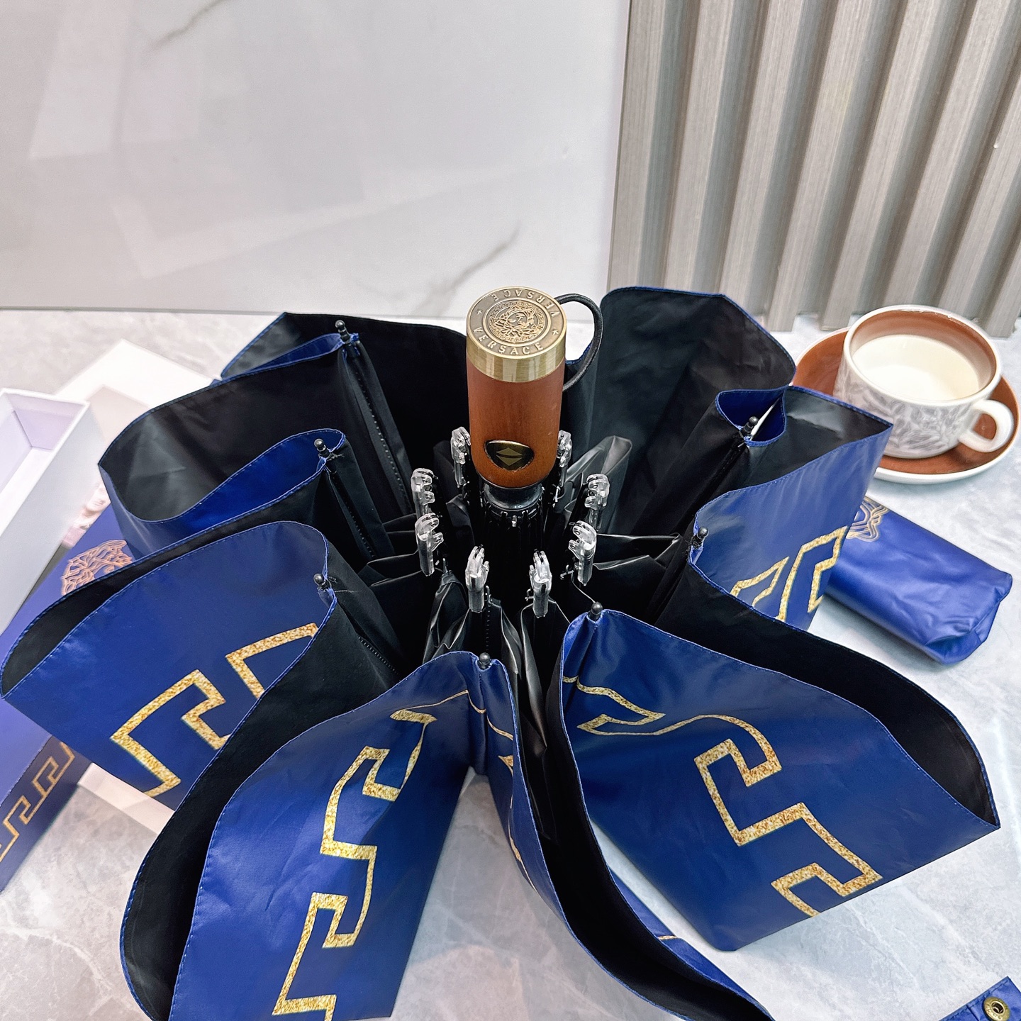 🌈🌈️范思哲（VERSACE）三折防晒睛雨伞🔥🔥 2055夏季新款 全自动折叠晴雨伞 
内里黑色涂层防晒