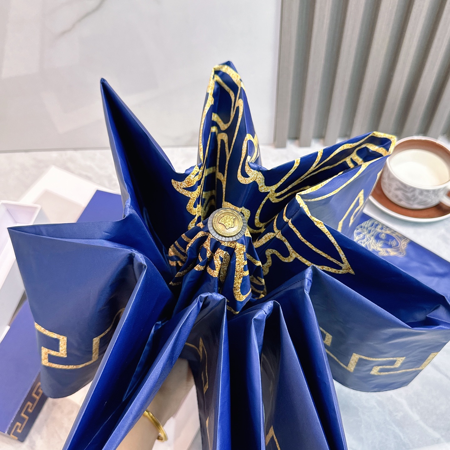 🌈🌈️范思哲（VERSACE）三折防晒睛雨伞🔥🔥 2055夏季新款 全自动折叠晴雨伞 
内里黑色涂层防晒