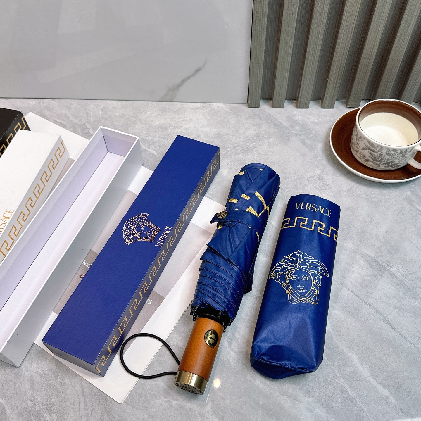 🌈🌈️范思哲（VERSACE）三折防晒睛雨伞🔥🔥 2055夏季新款 全自动折叠晴雨伞 
内里黑色涂层防晒