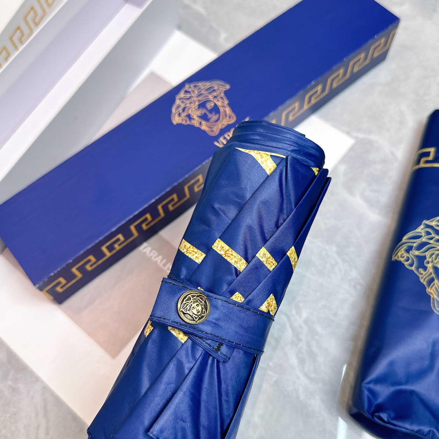 🌈🌈️范思哲（VERSACE）三折防晒睛雨伞🔥🔥 2055夏季新款 全自动折叠晴雨伞 
内里黑色涂层防晒