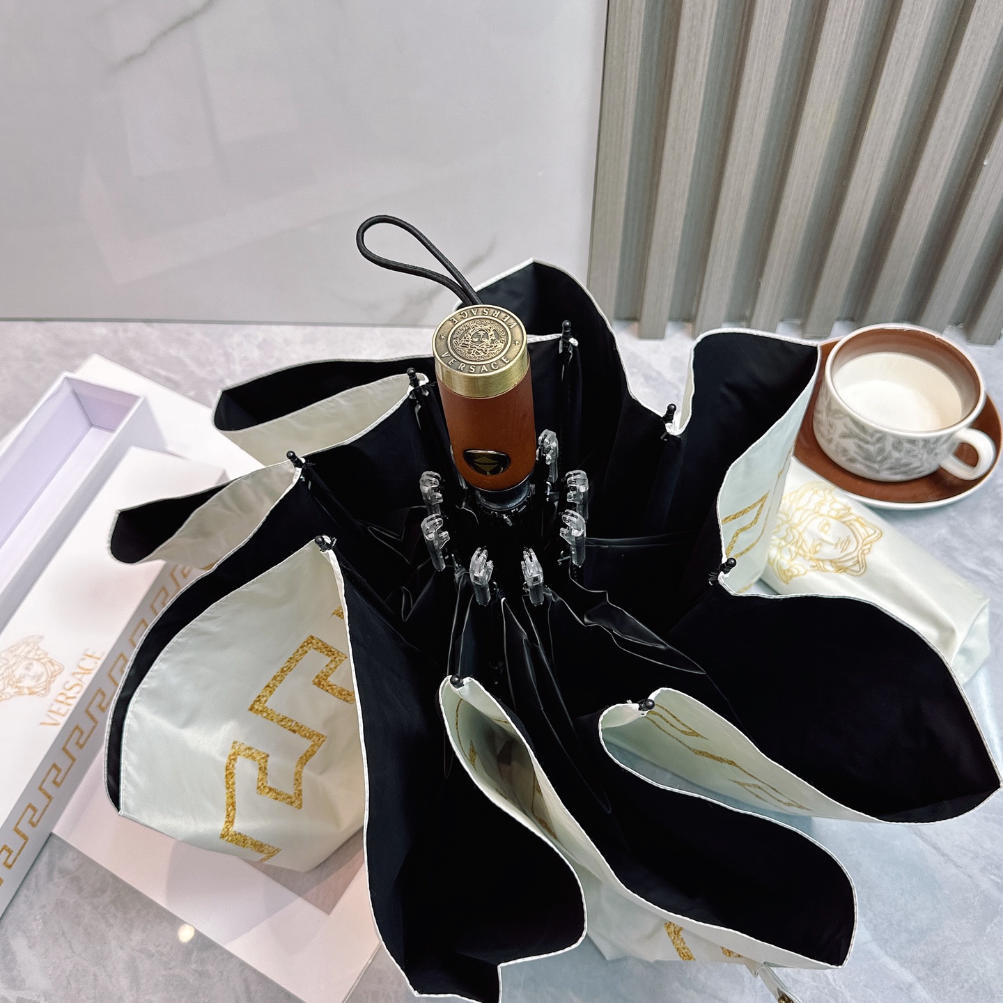 🌈🌈️范思哲（VERSACE）三折防晒睛雨伞🔥🔥 2055夏季新款 全自动折叠晴雨伞 
内里黑色涂层防晒
