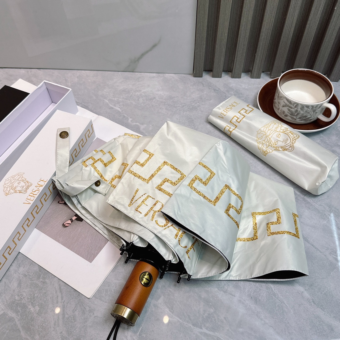 🌈🌈️范思哲（VERSACE）三折防晒睛雨伞🔥🔥 2055夏季新款 全自动折叠晴雨伞 
内里黑色涂层防晒
