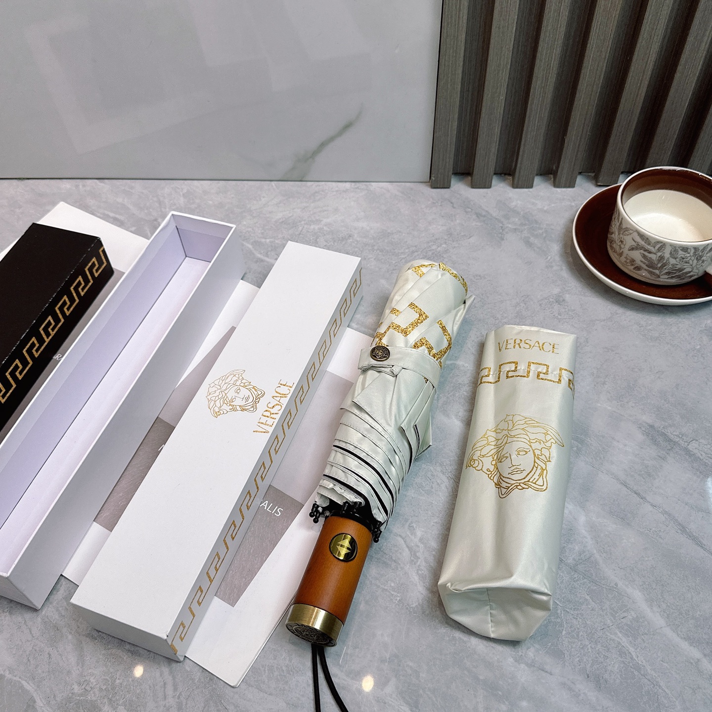 🌈🌈️范思哲（VERSACE）三折防晒睛雨伞🔥🔥 2055夏季新款 全自动折叠晴雨伞 
内里黑色涂层防晒