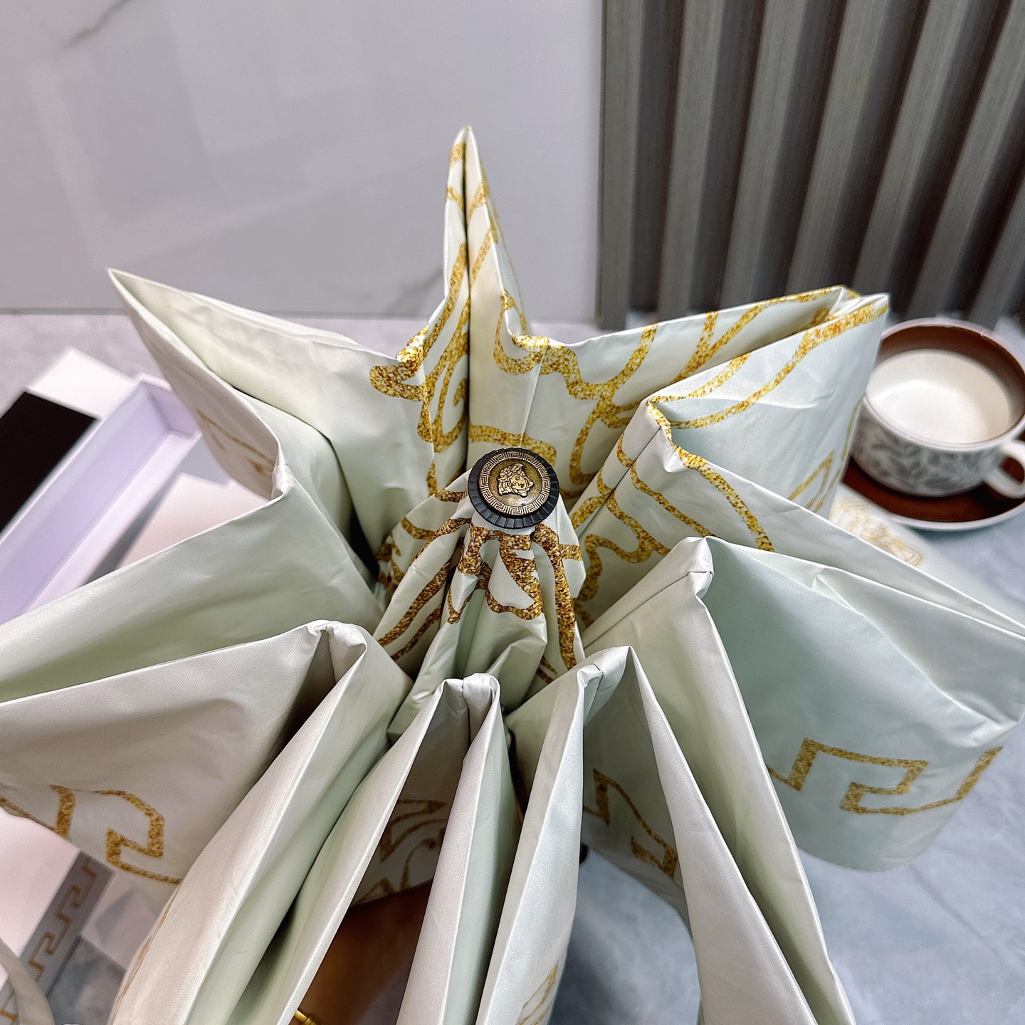 🌈🌈️范思哲（VERSACE）三折防晒睛雨伞🔥🔥 2055夏季新款 全自动折叠晴雨伞 
内里黑色涂层防晒