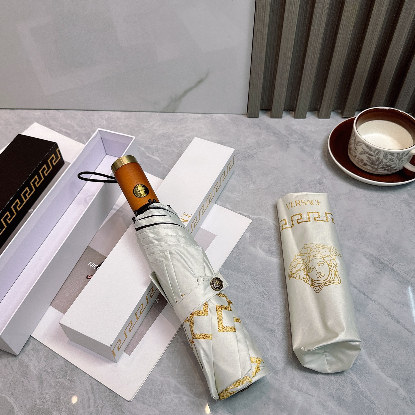 🌈🌈️范思哲（VERSACE）三折防晒睛雨伞🔥🔥 2055夏季新款 全自动折叠晴雨伞 
内里黑色涂层防晒