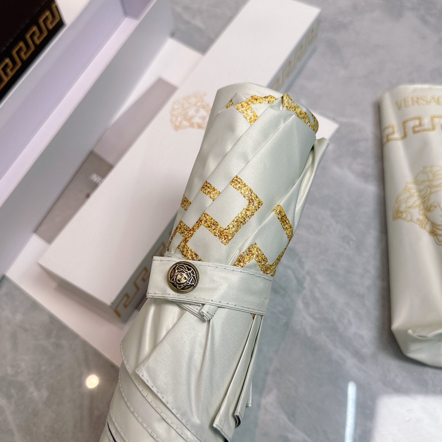 🌈🌈️范思哲（VERSACE）三折防晒睛雨伞🔥🔥 2055夏季新款 全自动折叠晴雨伞 
内里黑色涂层防晒