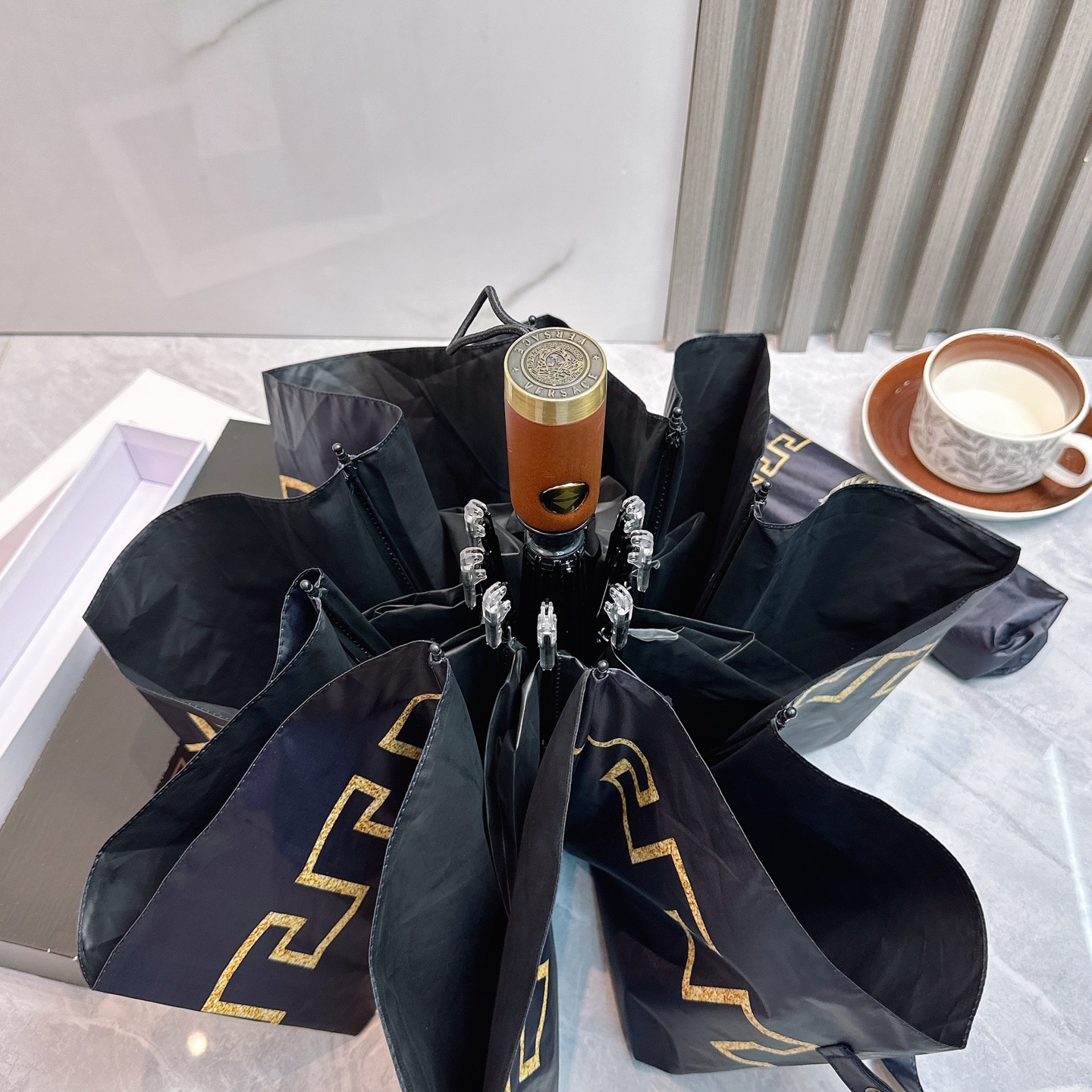 🌈🌈️范思哲（VERSACE）三折防晒睛雨伞🔥🔥 2055夏季新款 全自动折叠晴雨伞 
内里黑色涂层防晒