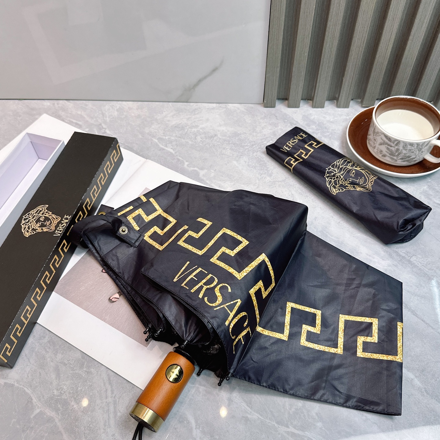 🌈🌈️范思哲（VERSACE）三折防晒睛雨伞🔥🔥 2055夏季新款 全自动折叠晴雨伞 
内里黑色涂层防晒