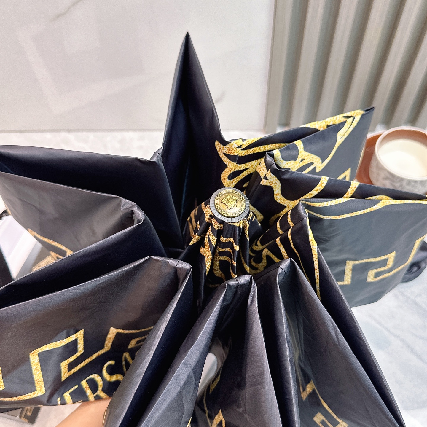 🌈🌈️范思哲（VERSACE）三折防晒睛雨伞🔥🔥 2055夏季新款 全自动折叠晴雨伞 
内里黑色涂层防晒