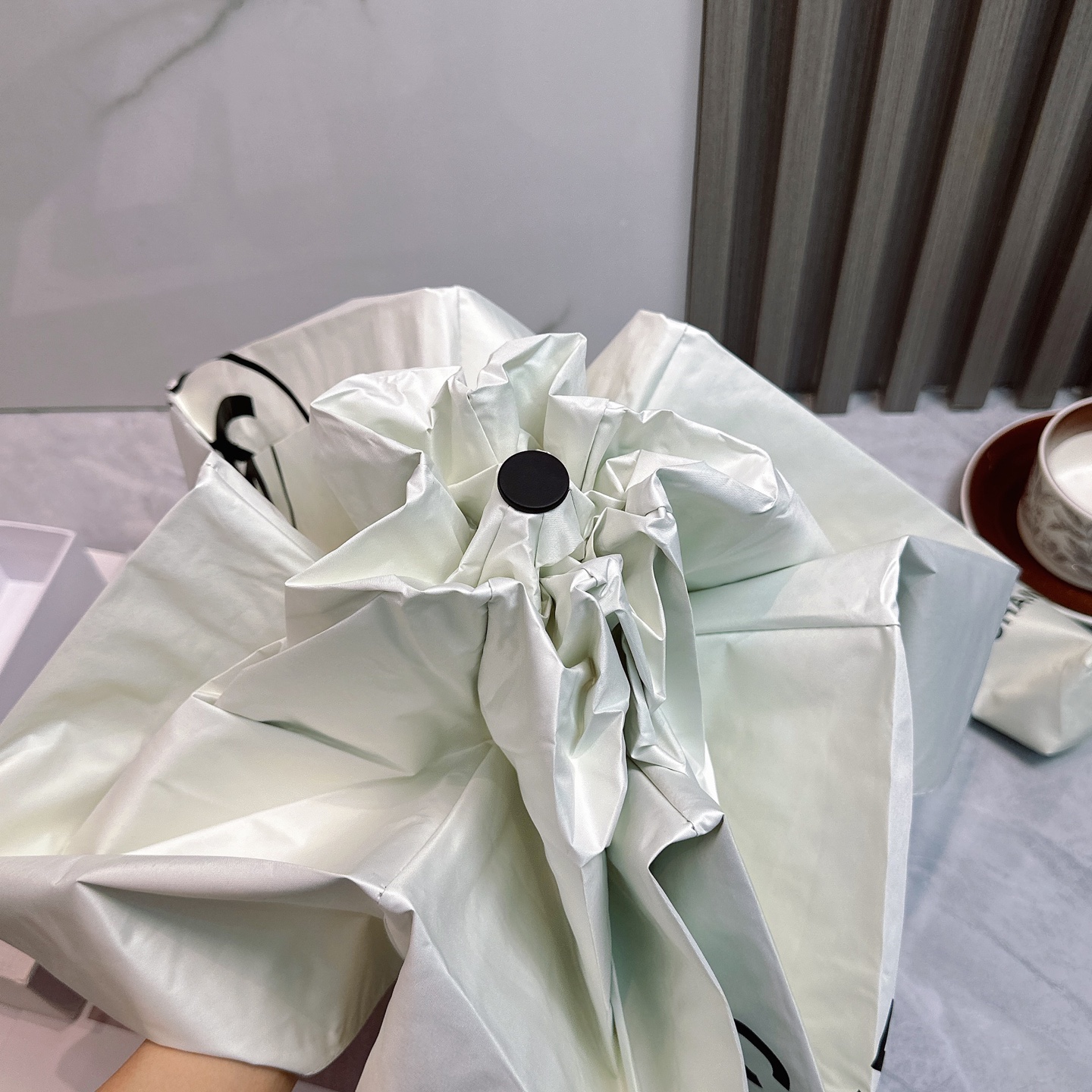  CHANEL（香奈儿）透明水晶伞柄 夏季新款 五折折叠晴雨伞 
黑色涂层防晒有效阻隔紫外线99%，UP