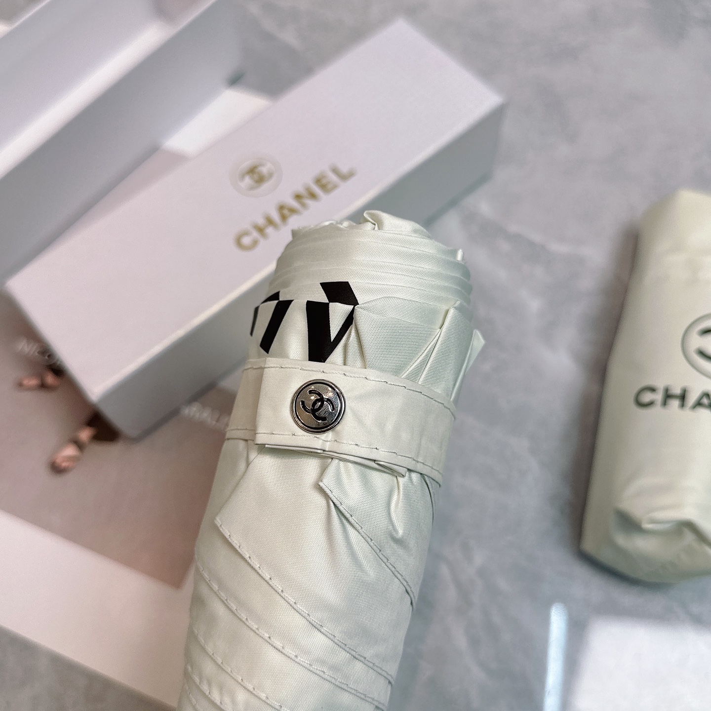  CHANEL（香奈儿）透明水晶伞柄 夏季新款 五折折叠晴雨伞 
黑色涂层防晒有效阻隔紫外线99%，UP