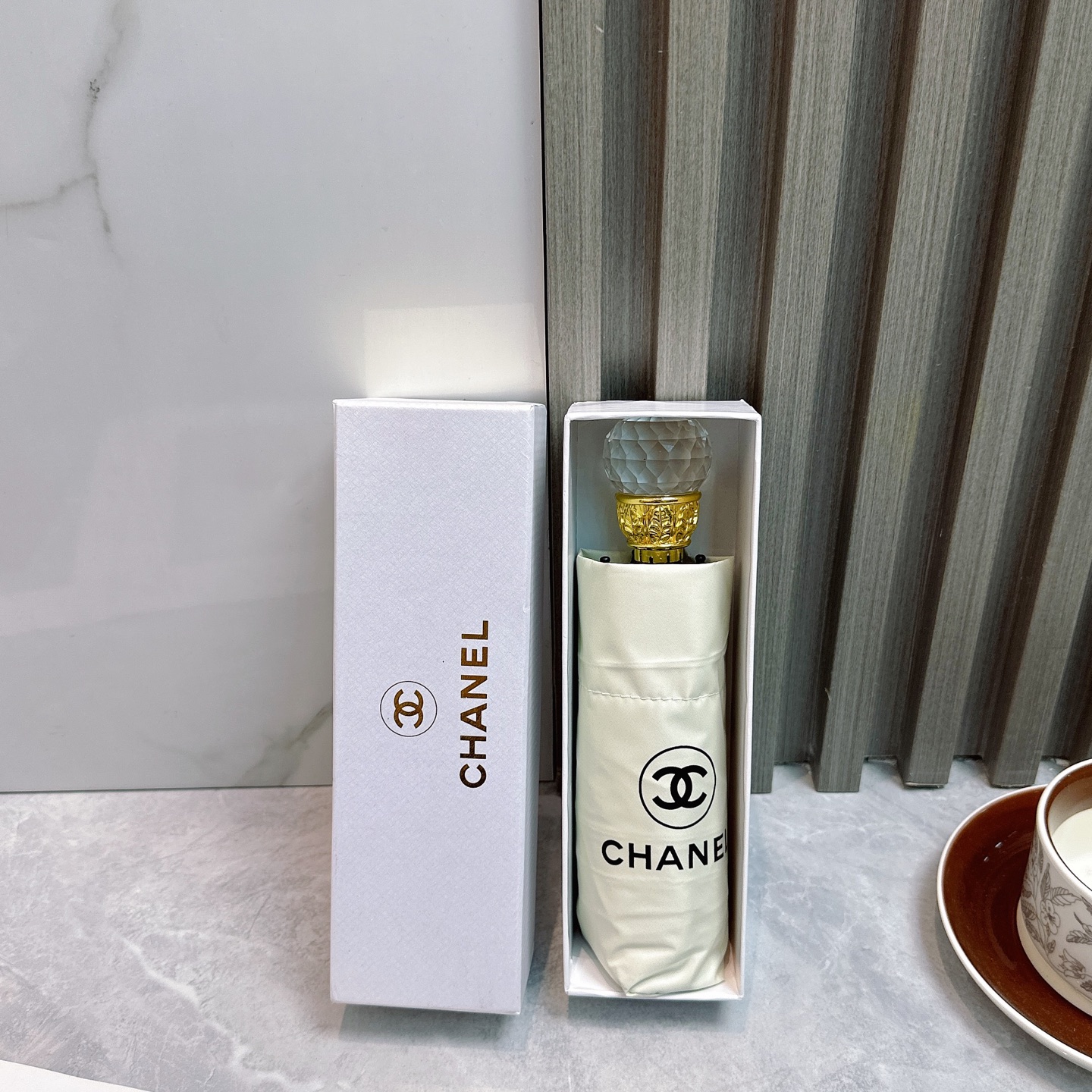  CHANEL（香奈儿）透明水晶伞柄 夏季新款 五折折叠晴雨伞 
黑色涂层防晒有效阻隔紫外线99%，UP