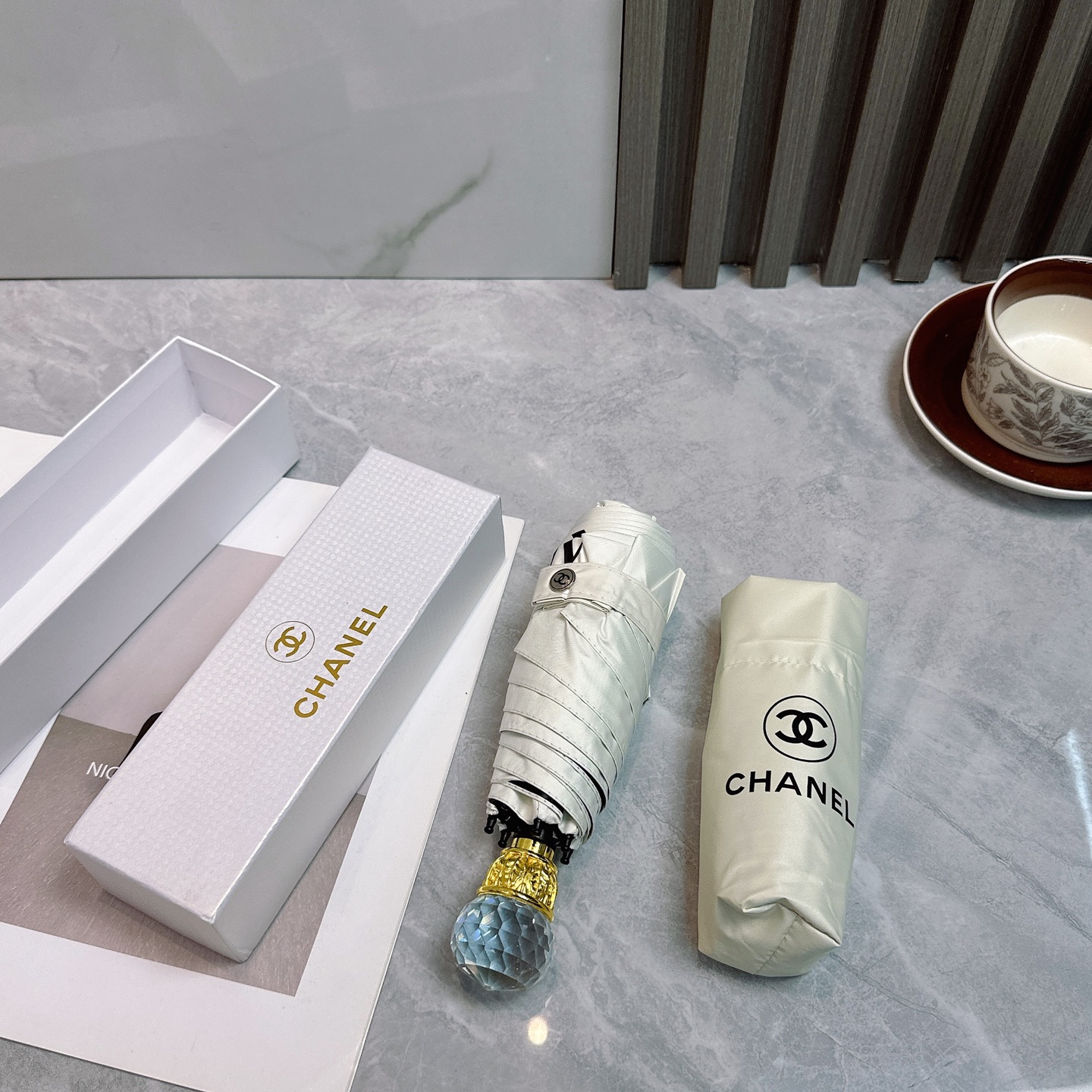  CHANEL（香奈儿）透明水晶伞柄 夏季新款 五折折叠晴雨伞 
黑色涂层防晒有效阻隔紫外线99%，UP
