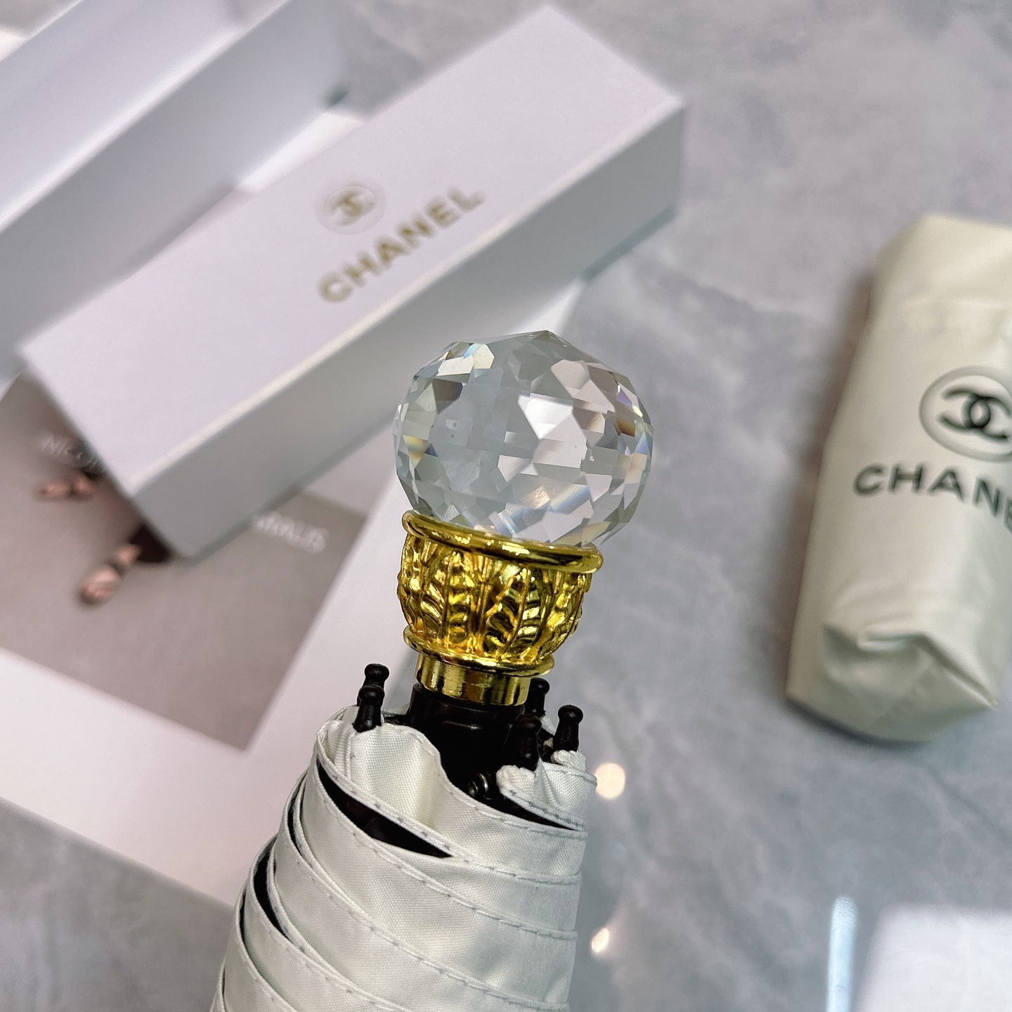 CHANEL（香奈儿）透明水晶伞柄 夏季新款 五折折叠晴雨伞 
黑色涂层防晒有效阻隔紫外线99%，UP
