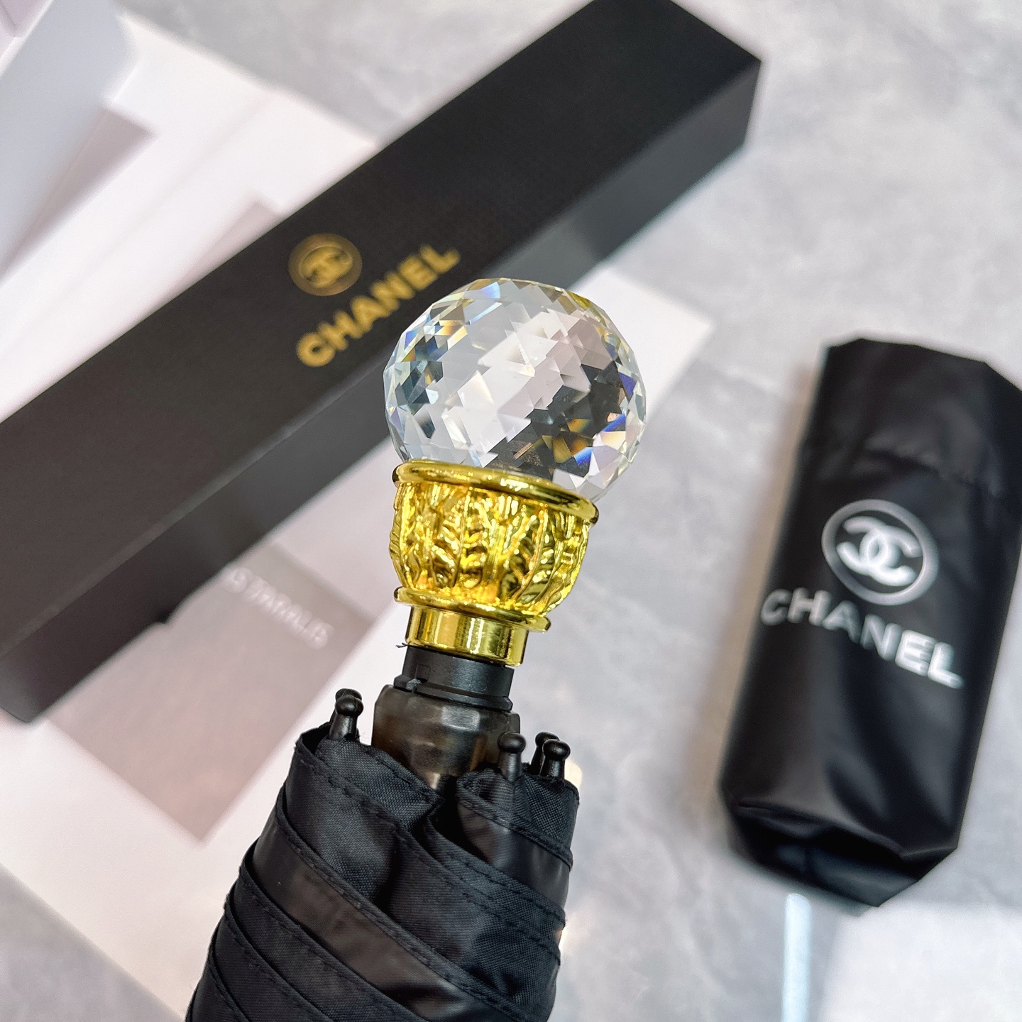  CHANEL（香奈儿）透明水晶伞柄 夏季新款 五折折叠晴雨伞 
黑色涂层防晒有效阻隔紫外线99%，UP