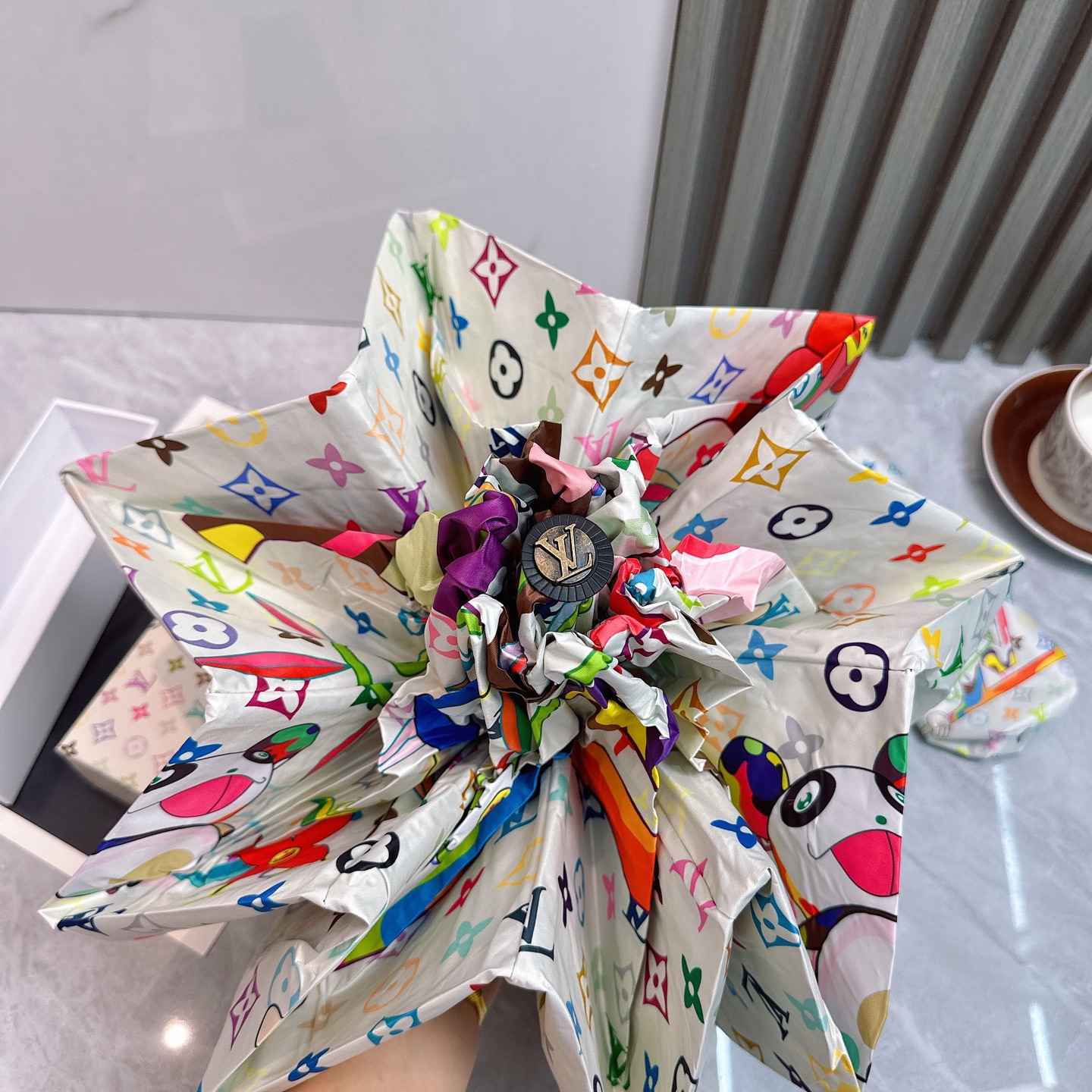  LV 路易威登新款老花五折手开晴雨伞 
内里黑色涂层防晒有效阻隔紫外线99%，UPF>50 
所以能起