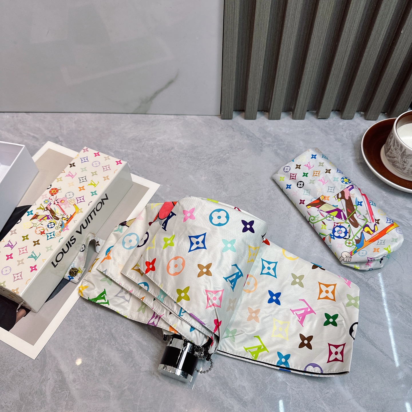  LV 路易威登新款老花五折手开晴雨伞 
内里黑色涂层防晒有效阻隔紫外线99%，UPF>50 
所以能起