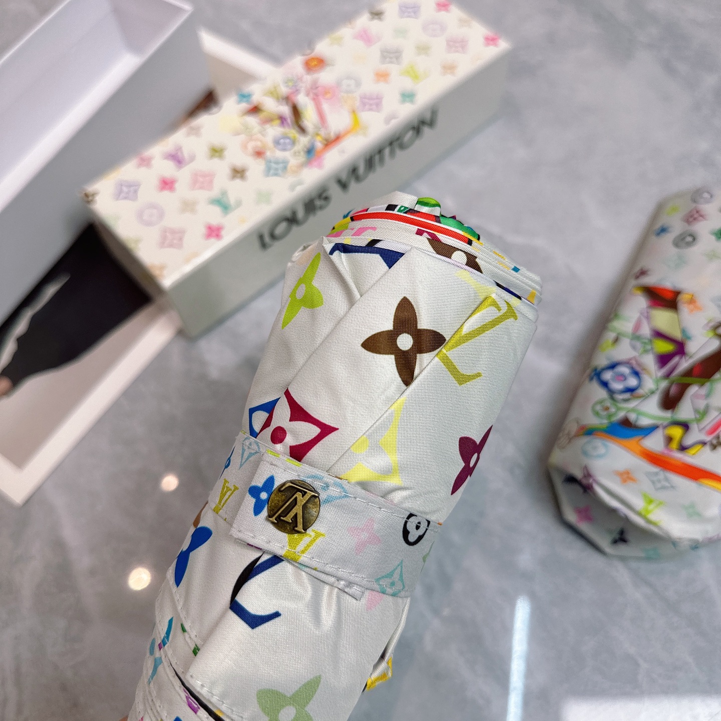  LV 路易威登新款老花五折手开晴雨伞 
内里黑色涂层防晒有效阻隔紫外线99%，UPF>50 
所以能起