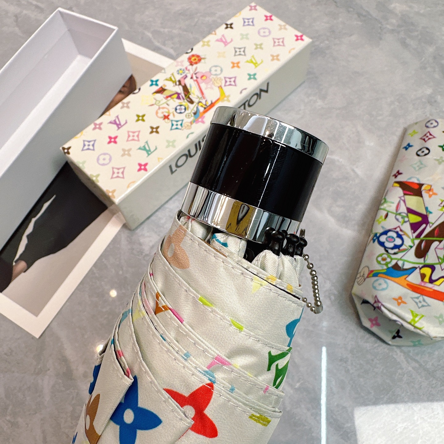  LV 路易威登新款老花五折手开晴雨伞 
内里黑色涂层防晒有效阻隔紫外线99%，UPF>50 
所以能起