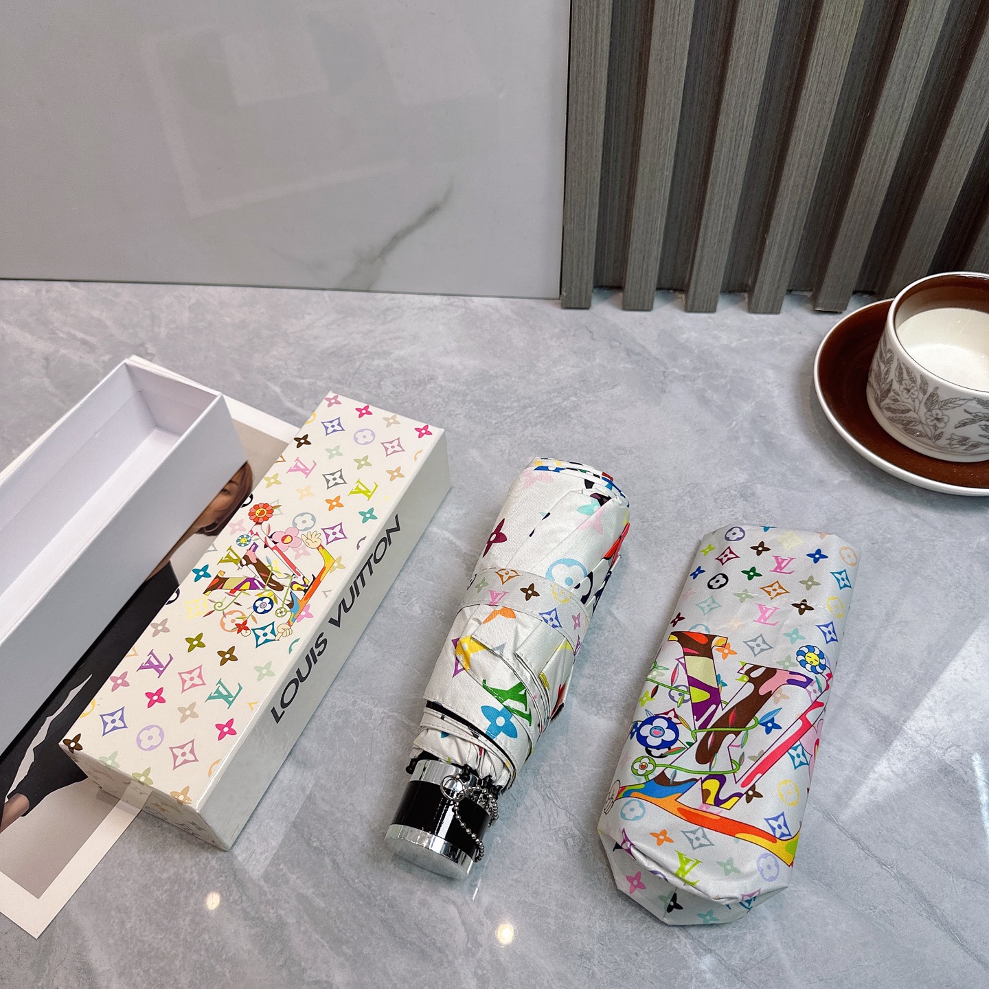  LV 路易威登新款老花五折手开晴雨伞 
内里黑色涂层防晒有效阻隔紫外线99%，UPF>50 
所以能起