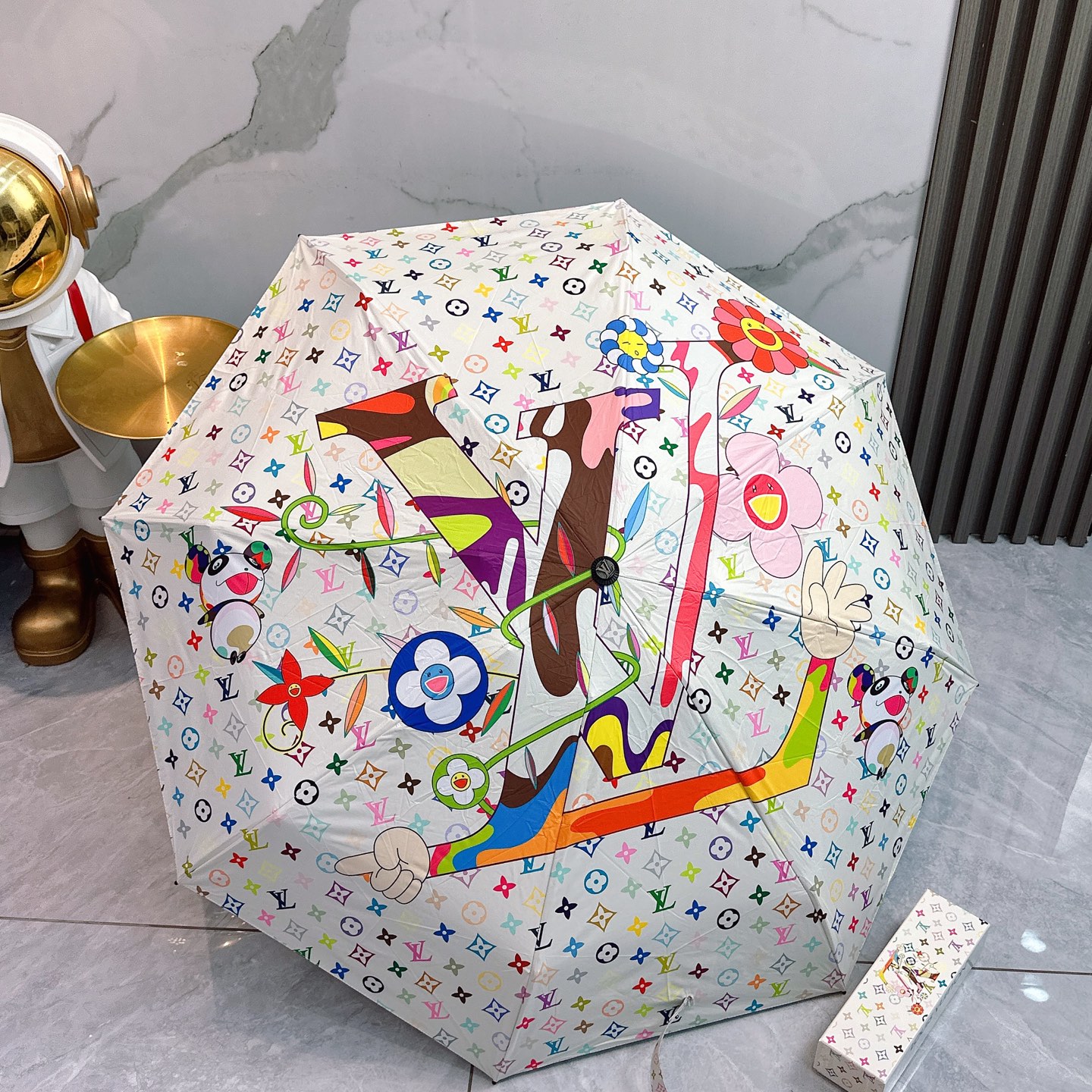  LV 路易威登新款老花五折手开晴雨伞 
内里黑色涂层防晒有效阻隔紫外线99%，UPF>50 
所以能起