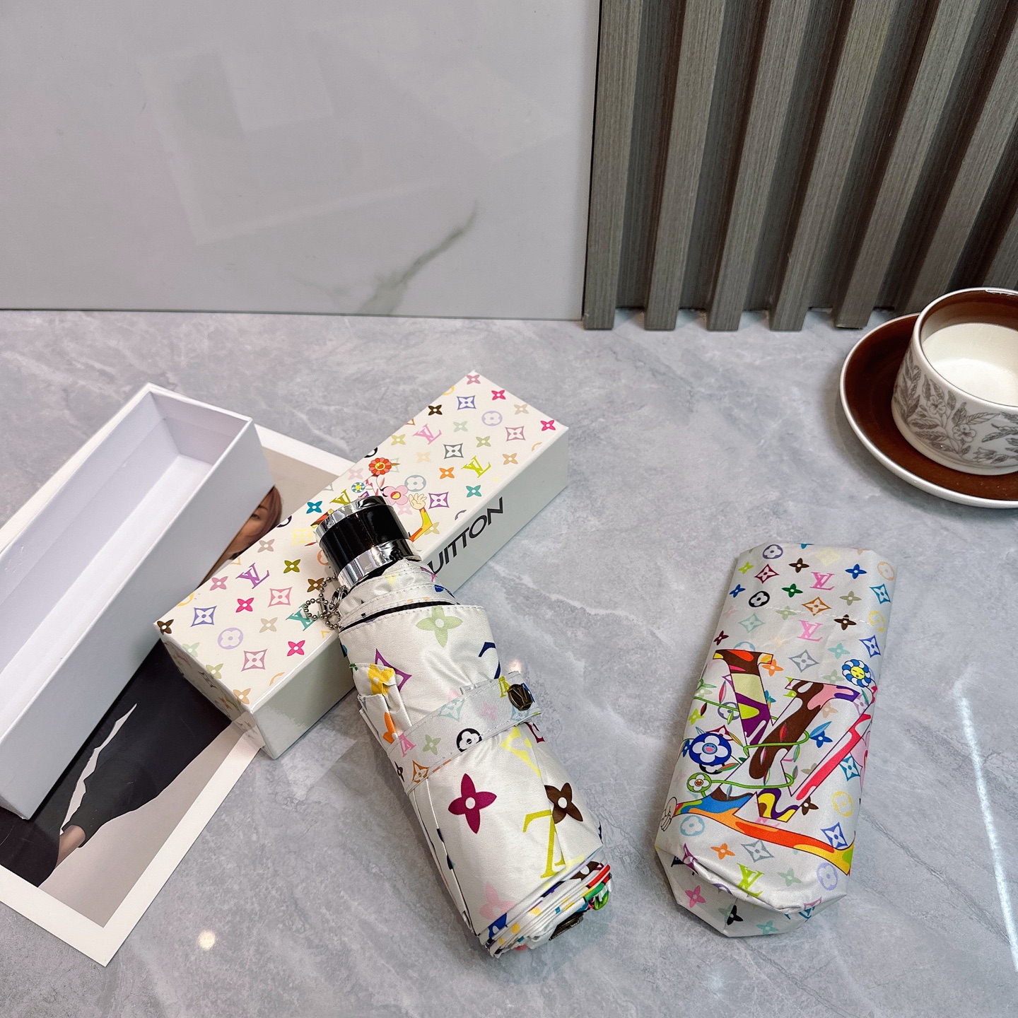  LV 路易威登新款老花五折手开晴雨伞 
内里黑色涂层防晒有效阻隔紫外线99%，UPF>50 
所以能起