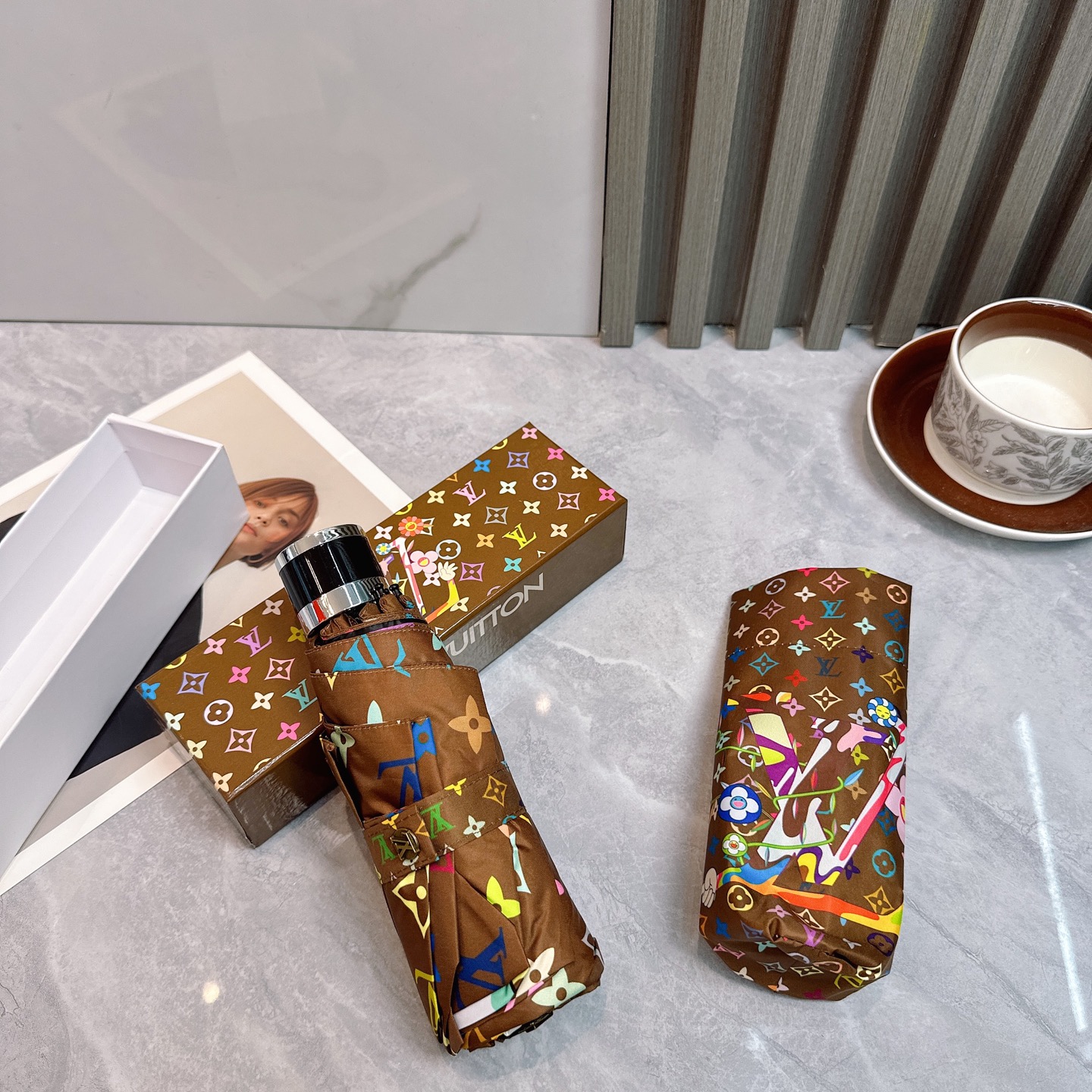  LV 路易威登新款老花五折手开晴雨伞 
内里黑色涂层防晒有效阻隔紫外线99%，UPF>50 
所以能起