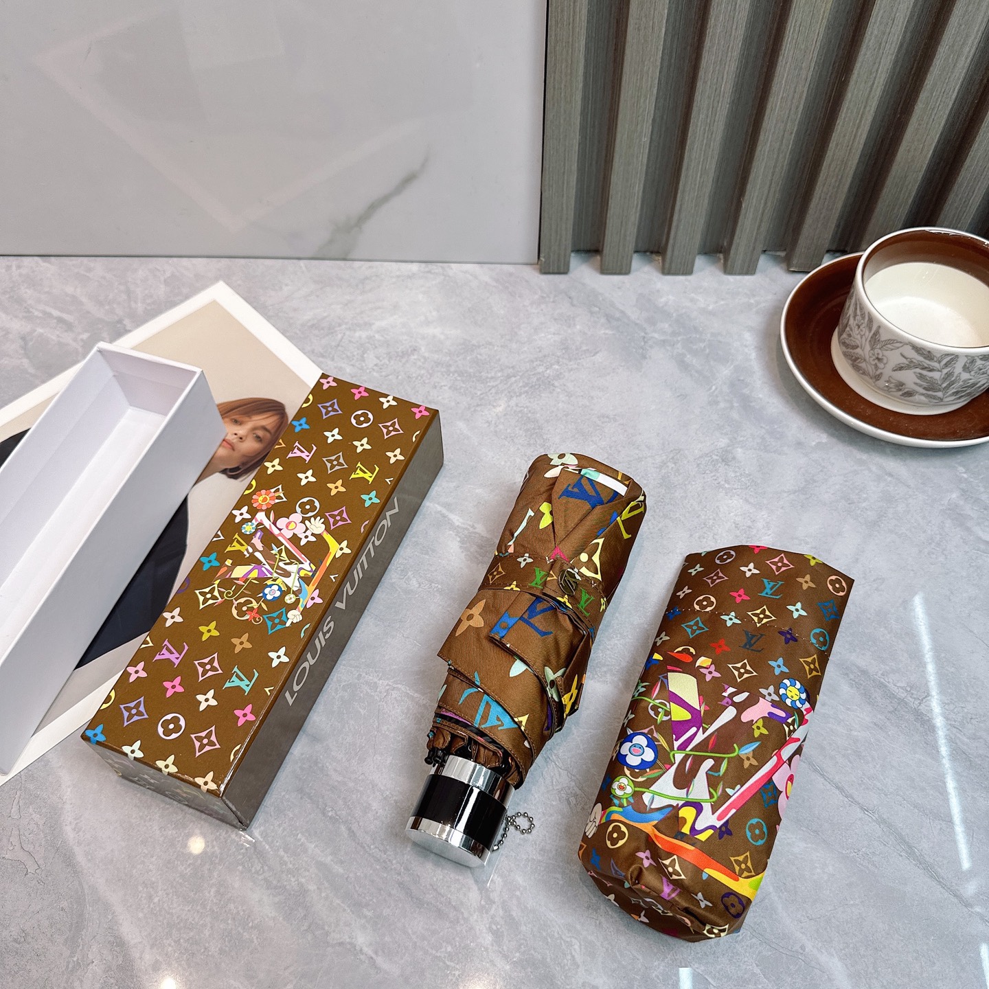  LV 路易威登新款老花五折手开晴雨伞 
内里黑色涂层防晒有效阻隔紫外线99%，UPF>50 
所以能起