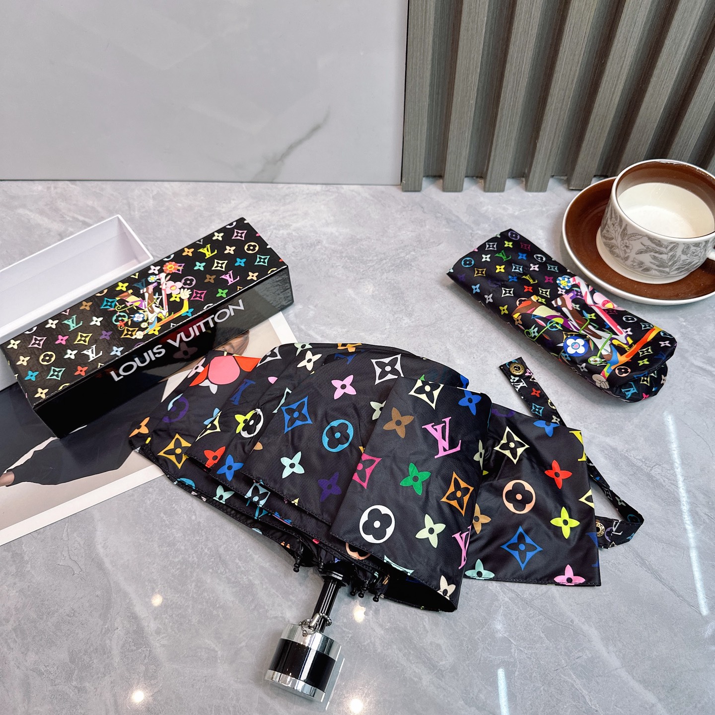  LV 路易威登新款老花五折手开晴雨伞 
内里黑色涂层防晒有效阻隔紫外线99%，UPF>50 
所以能起