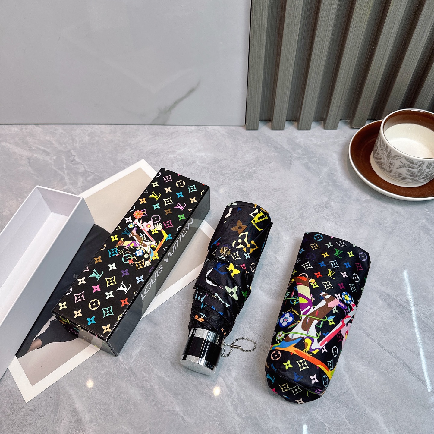 LV 路易威登新款老花五折手开晴雨伞 
内里黑色涂层防晒有效阻隔紫外线99%，UPF>50 
所以能起