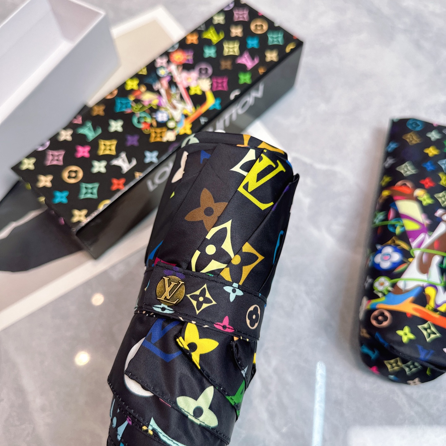  LV 路易威登新款老花五折手开晴雨伞 
内里黑色涂层防晒有效阻隔紫外线99%，UPF>50 
所以能起