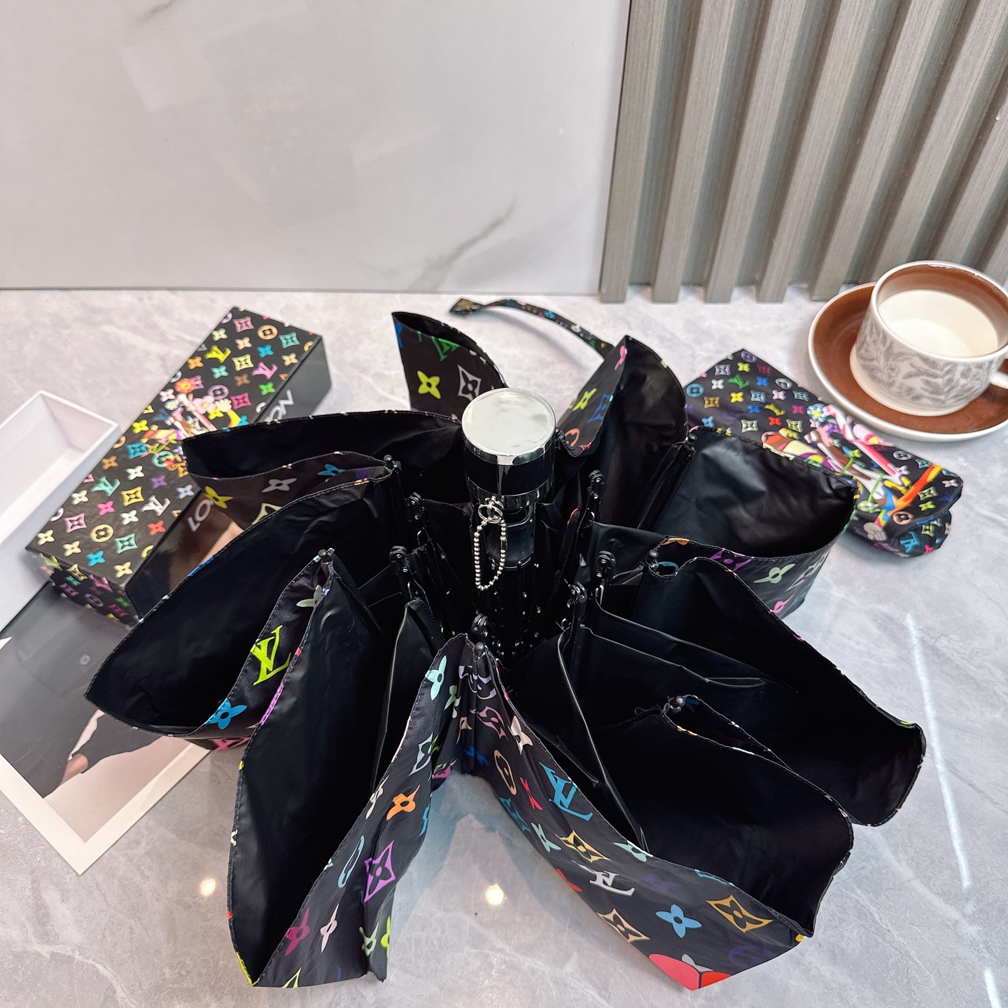  LV 路易威登新款老花五折手开晴雨伞 
内里黑色涂层防晒有效阻隔紫外线99%，UPF>50 
所以能起