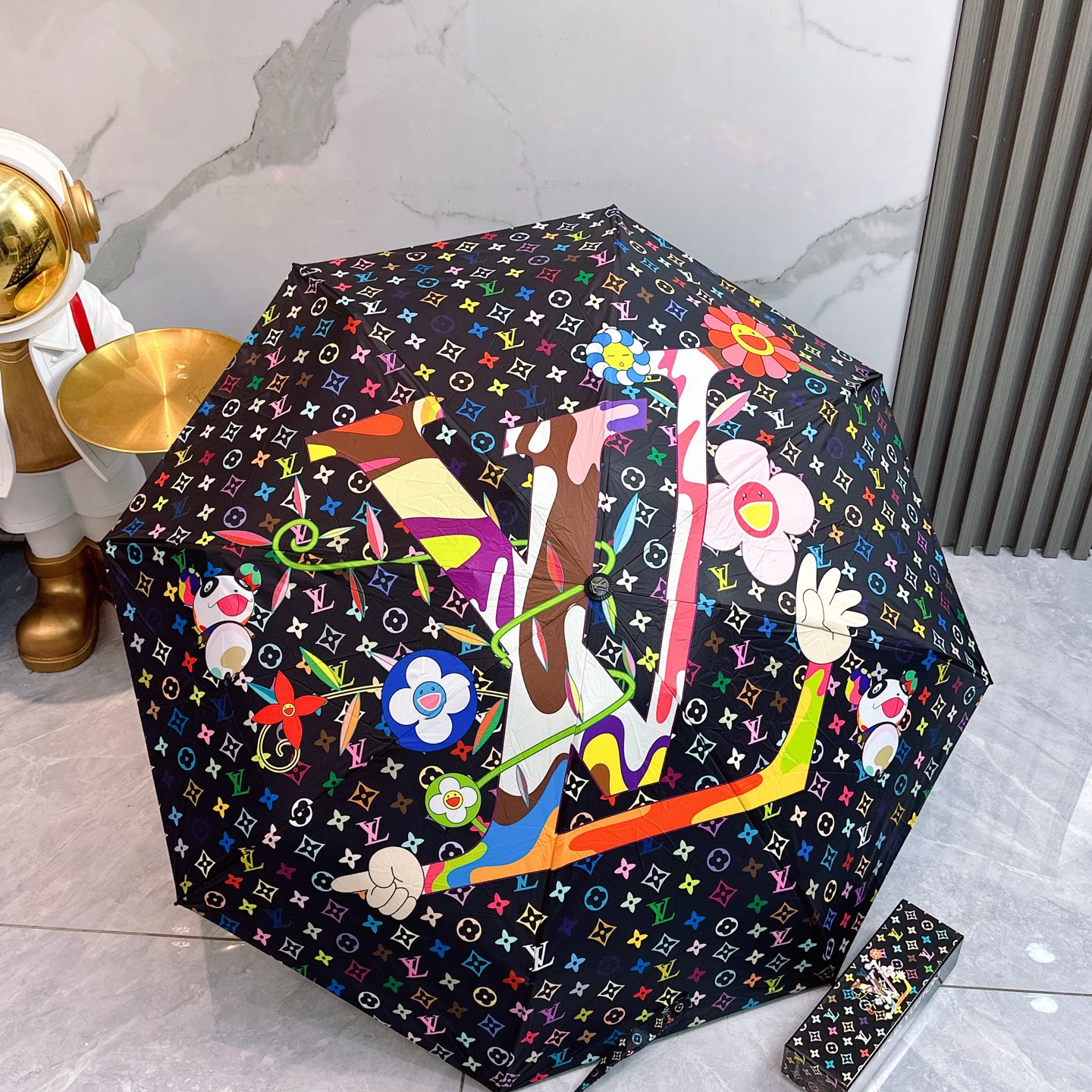 LV 路易威登新款老花五折手开晴雨伞 
内里黑色涂层防晒有效阻隔紫外线99%，UPF>50 
所以能起