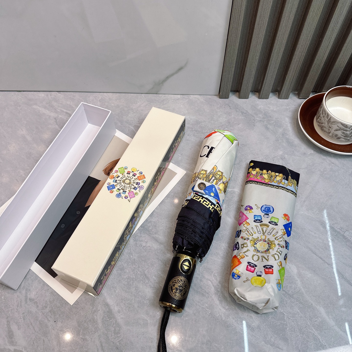  范思哲（VERSACE） 夏季新款 全自动折叠晴雨伞 
黑色涂层防晒有效阻隔紫外线99%，UPF>50