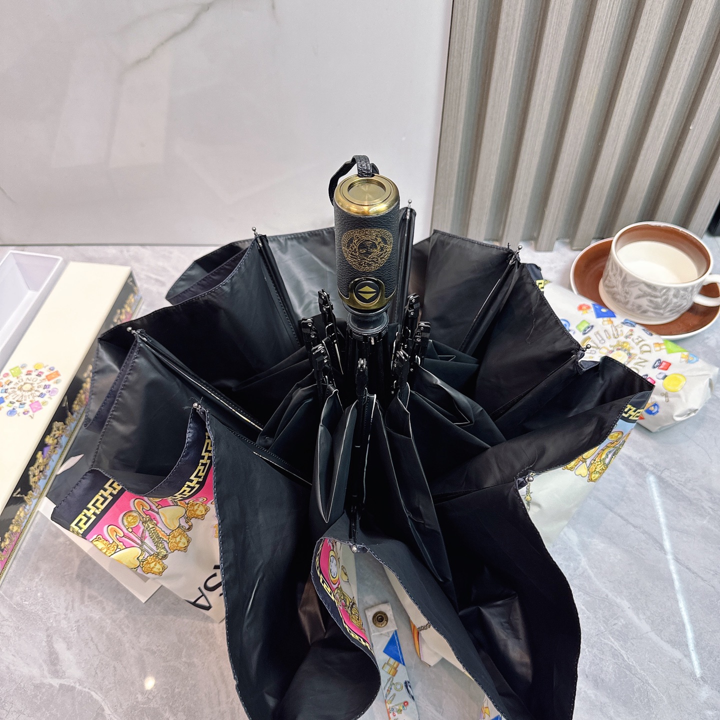  范思哲（VERSACE） 夏季新款 全自动折叠晴雨伞 
黑色涂层防晒有效阻隔紫外线99%，UPF>50