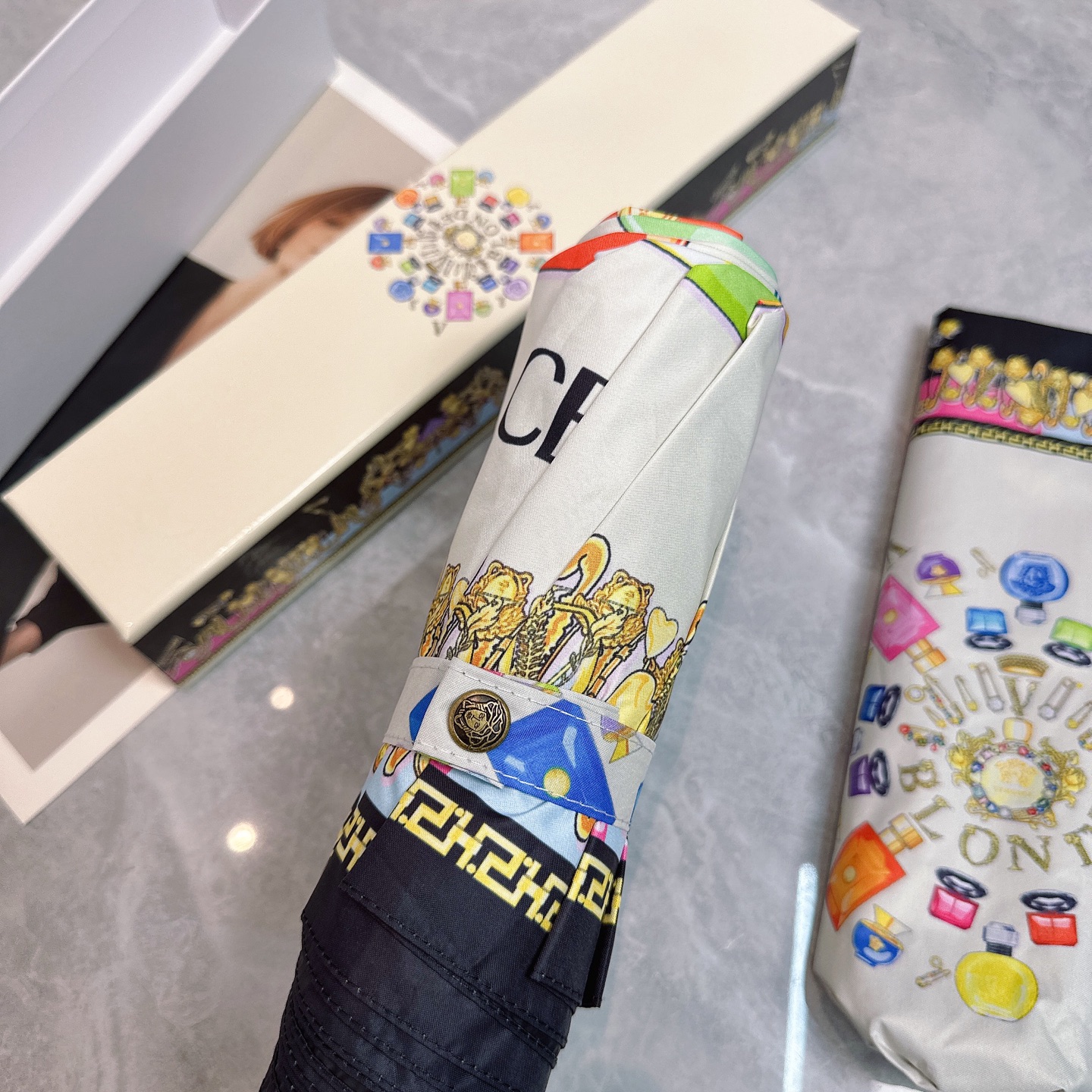  范思哲（VERSACE） 夏季新款 全自动折叠晴雨伞 
黑色涂层防晒有效阻隔紫外线99%，UPF>50